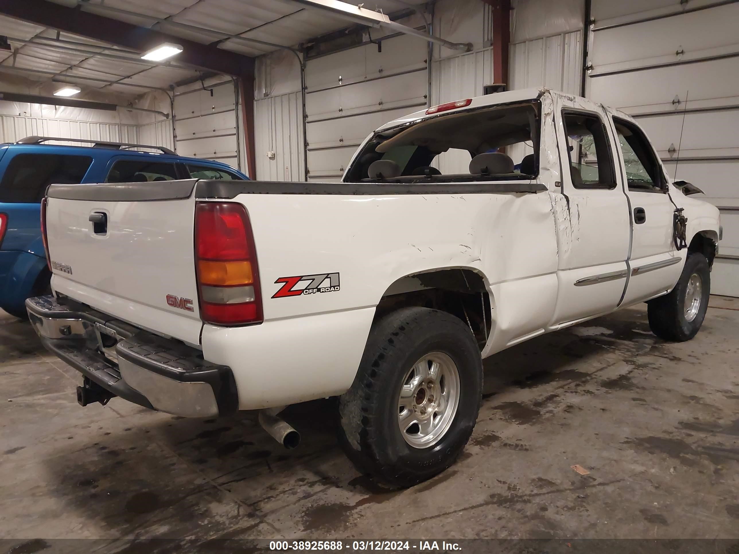 Photo 3 VIN: 2GTEK19T531323679 - GMC SIERRA 