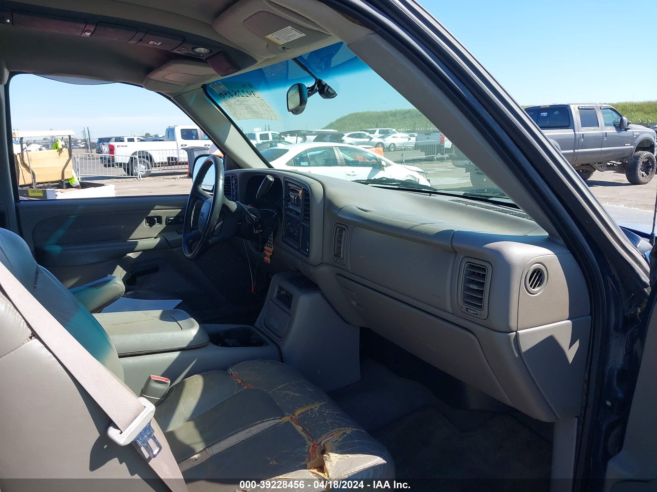 Photo 4 VIN: 2GTEK19T7Y1315137 - GMC SIERRA 