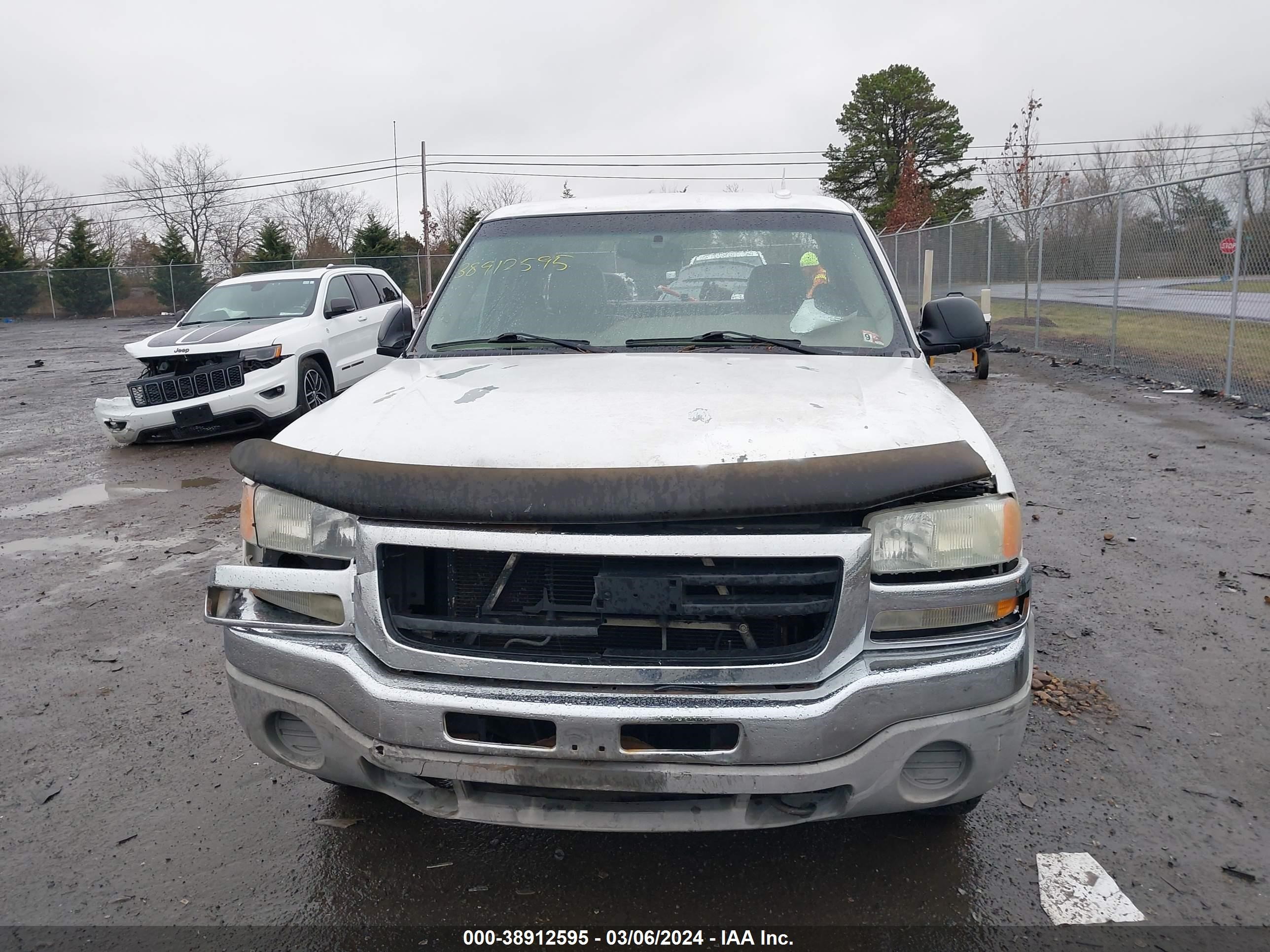 Photo 11 VIN: 2GTEK19T831385609 - GMC SIERRA 