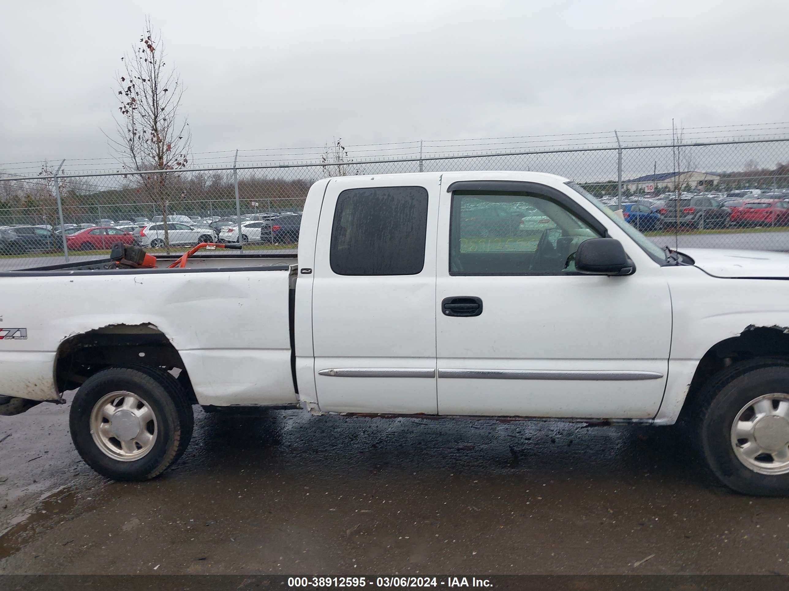 Photo 12 VIN: 2GTEK19T831385609 - GMC SIERRA 