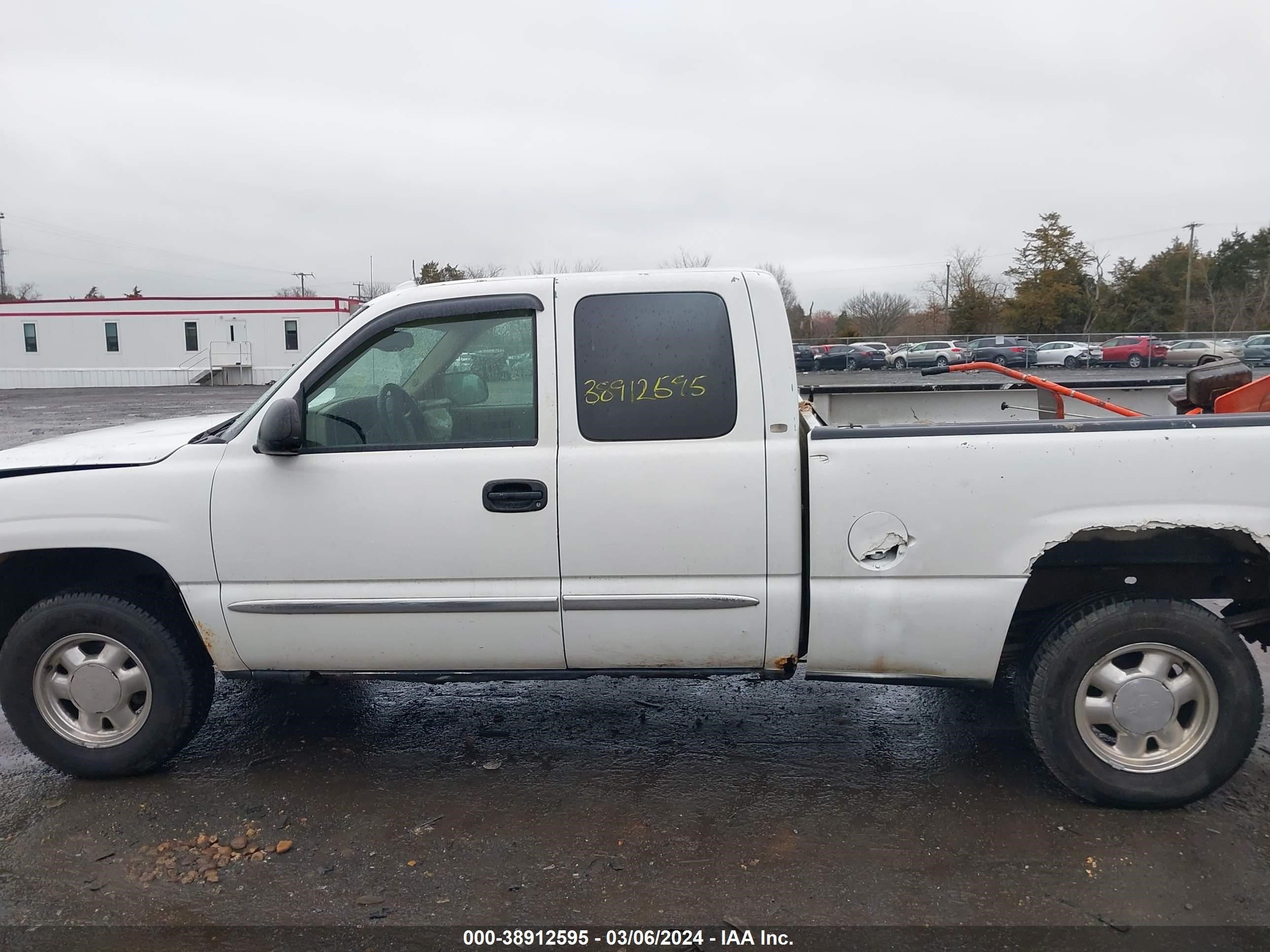 Photo 13 VIN: 2GTEK19T831385609 - GMC SIERRA 