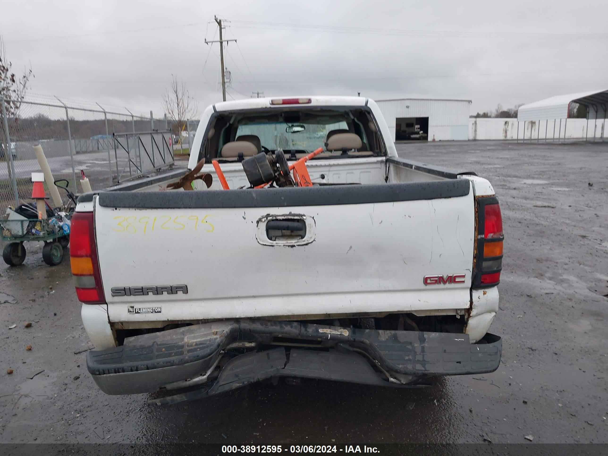 Photo 15 VIN: 2GTEK19T831385609 - GMC SIERRA 