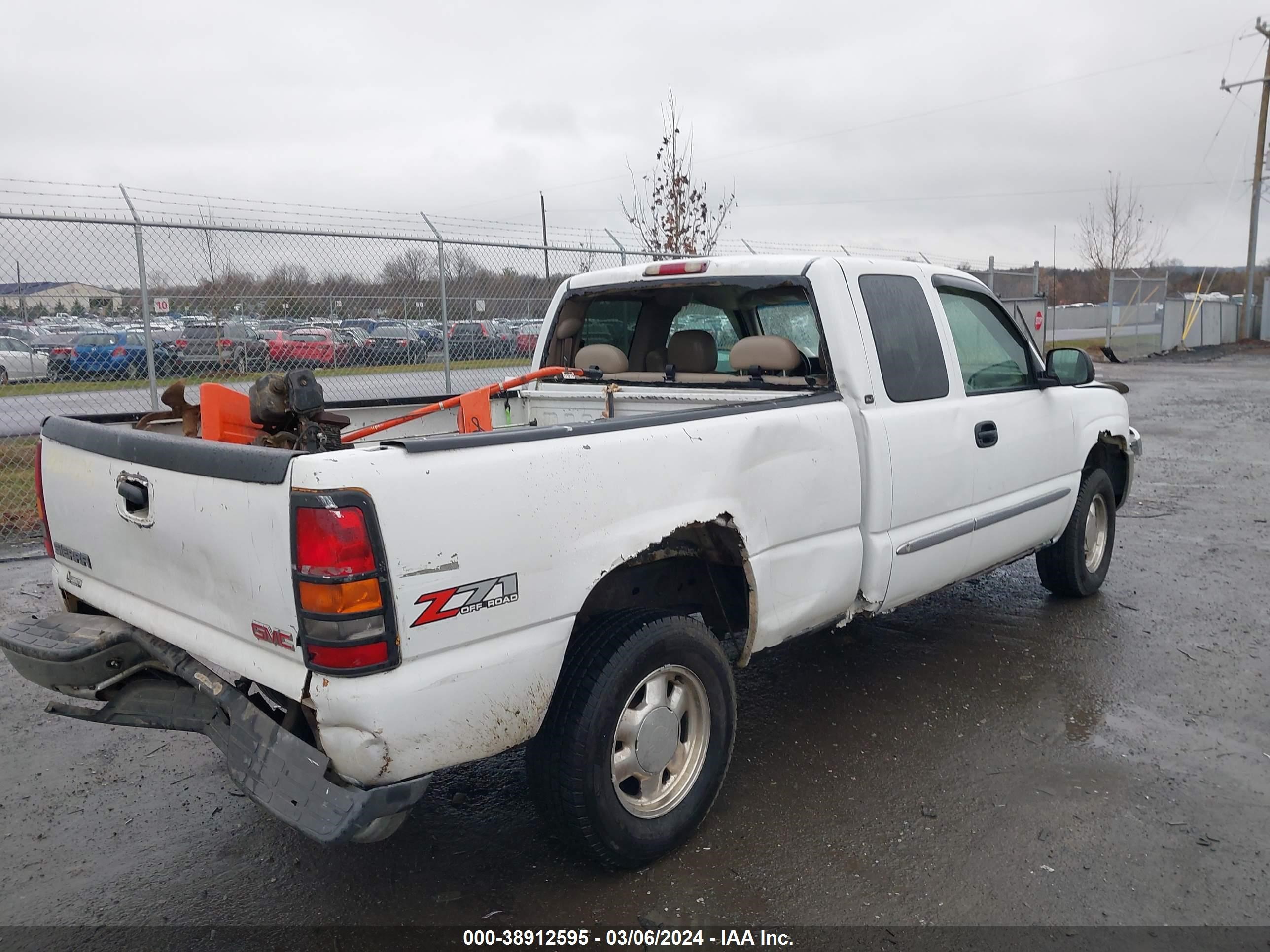 Photo 3 VIN: 2GTEK19T831385609 - GMC SIERRA 