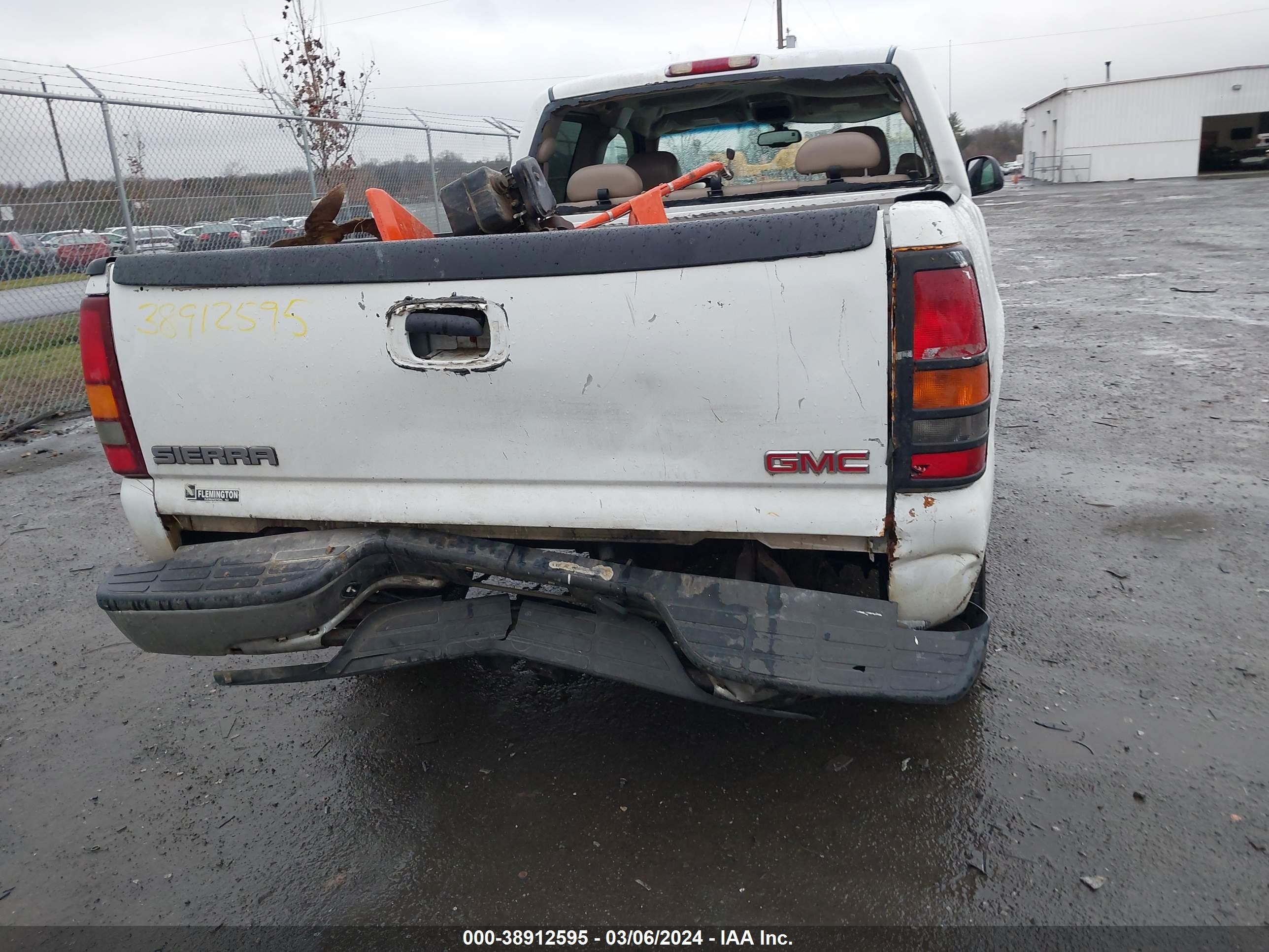 Photo 5 VIN: 2GTEK19T831385609 - GMC SIERRA 