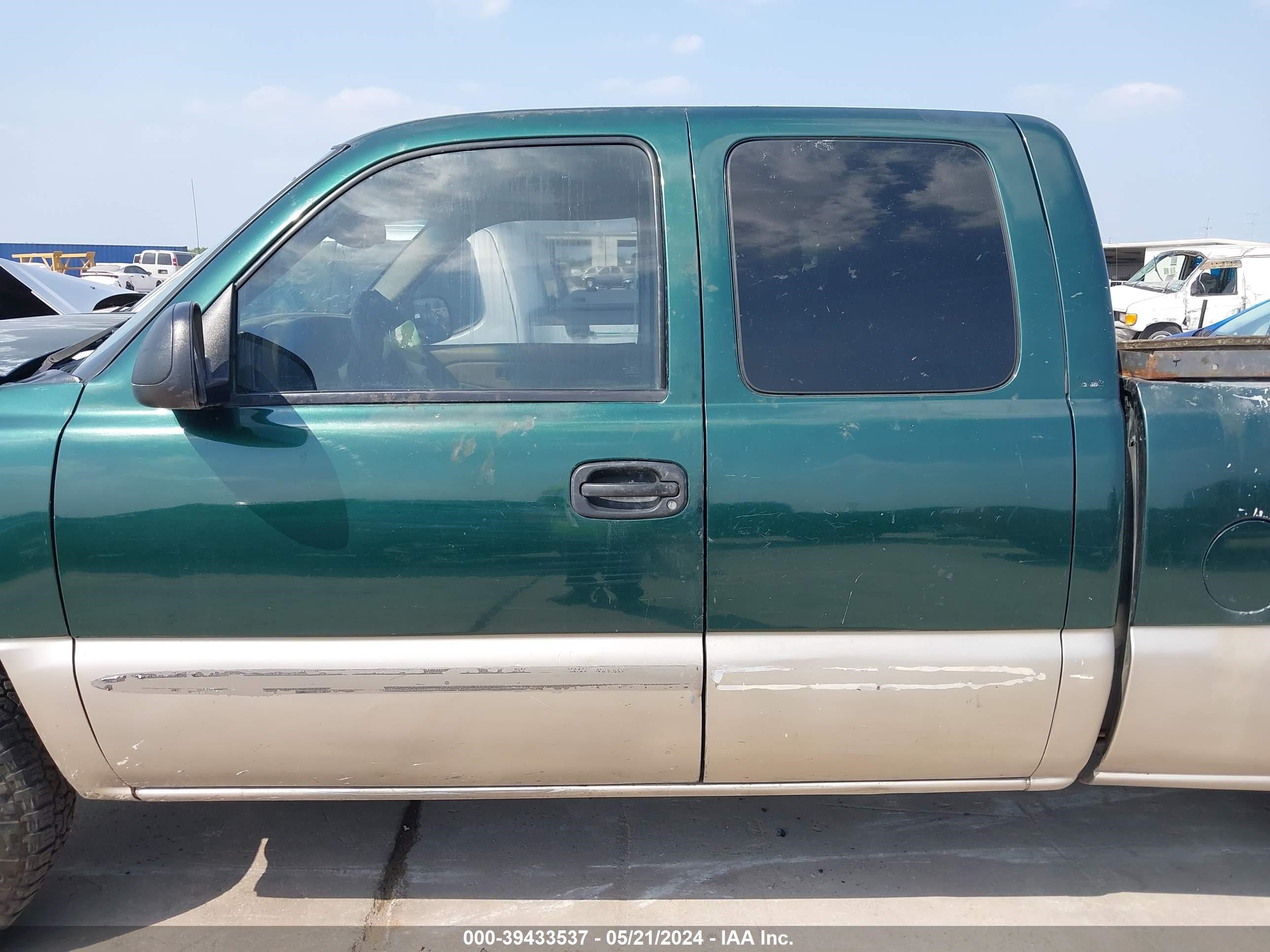 Photo 13 VIN: 2GTEK19T831400710 - GMC SIERRA 