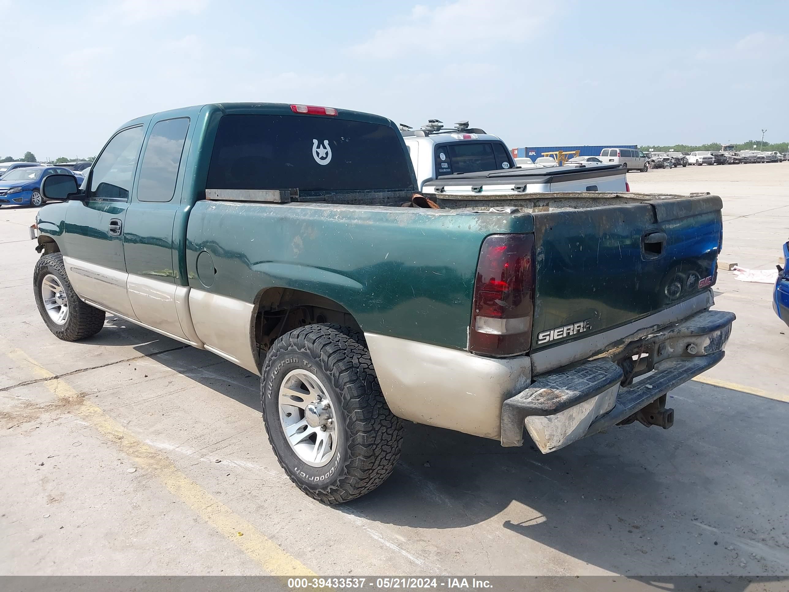 Photo 2 VIN: 2GTEK19T831400710 - GMC SIERRA 