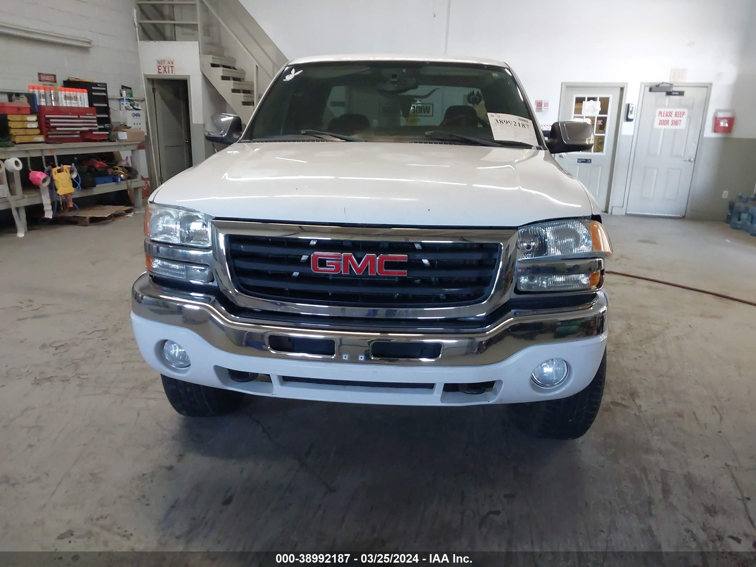 Photo 11 VIN: 2GTEK19TX41164370 - GMC SIERRA 