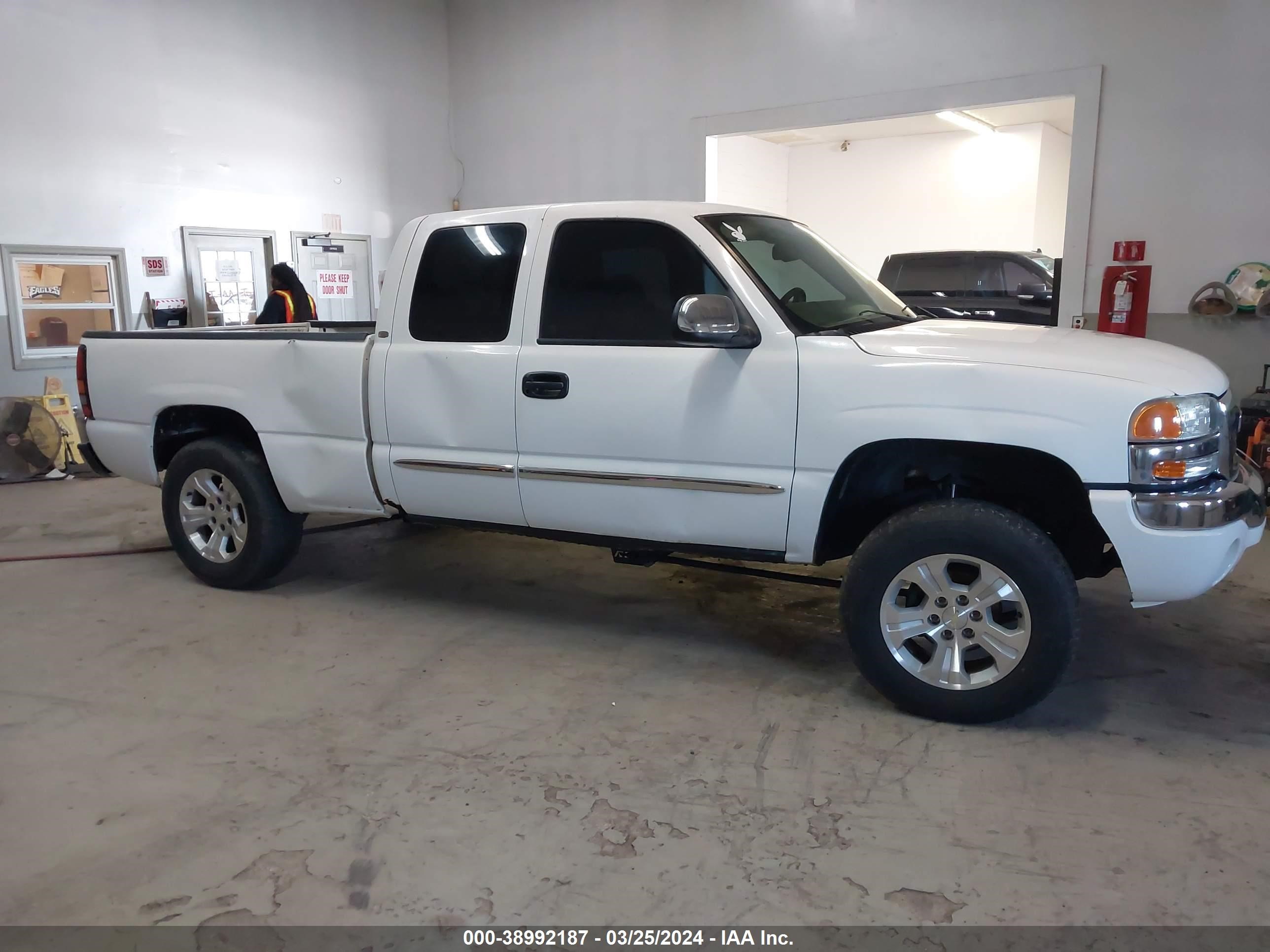 Photo 12 VIN: 2GTEK19TX41164370 - GMC SIERRA 