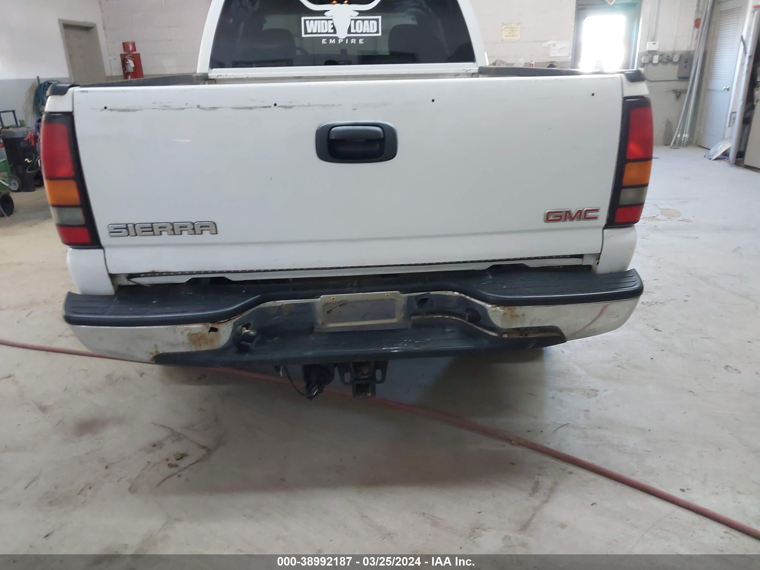 Photo 16 VIN: 2GTEK19TX41164370 - GMC SIERRA 