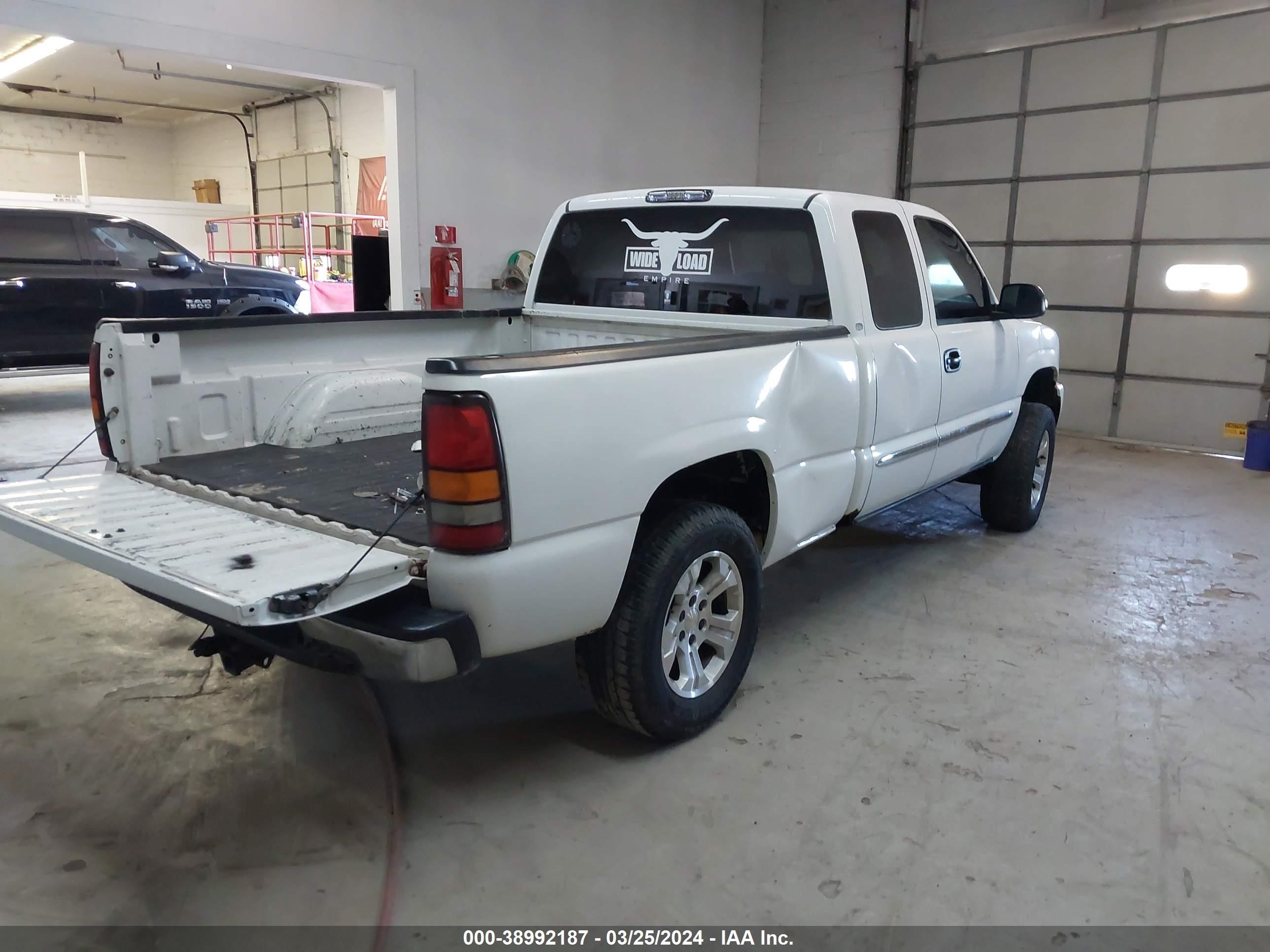 Photo 3 VIN: 2GTEK19TX41164370 - GMC SIERRA 