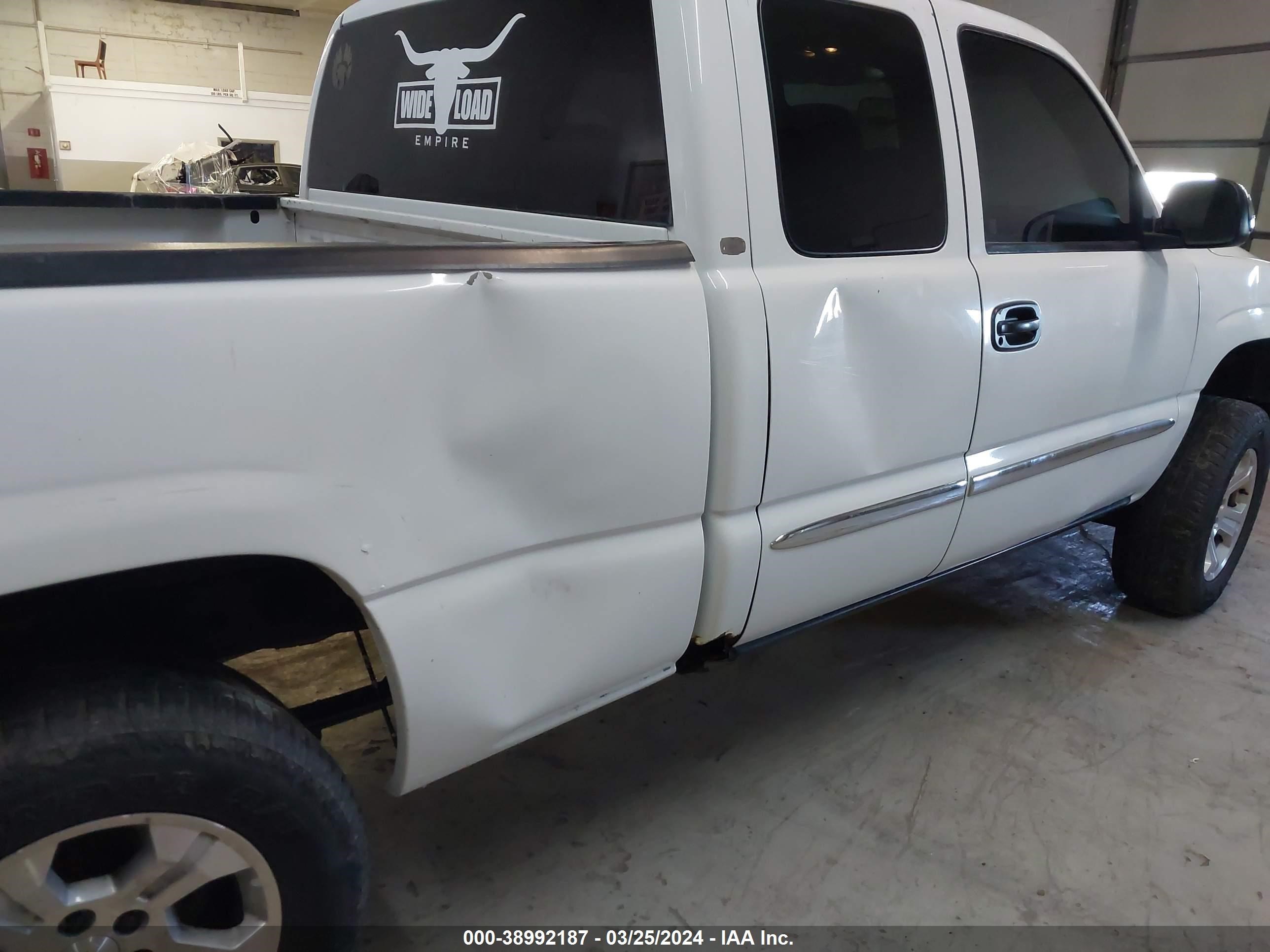 Photo 5 VIN: 2GTEK19TX41164370 - GMC SIERRA 