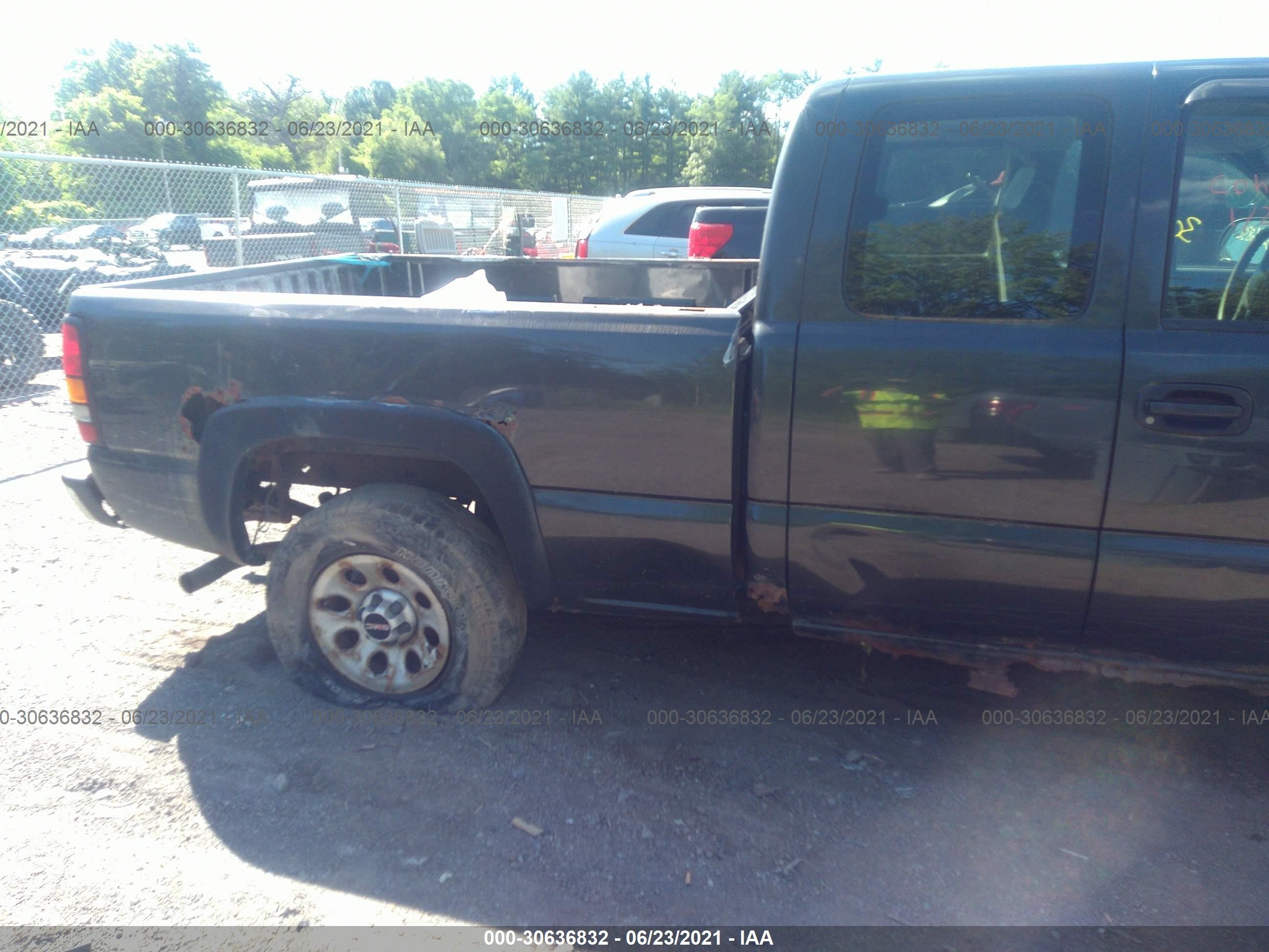 Photo 5 VIN: 2GTEK19V651339832 - GMC SIERRA 