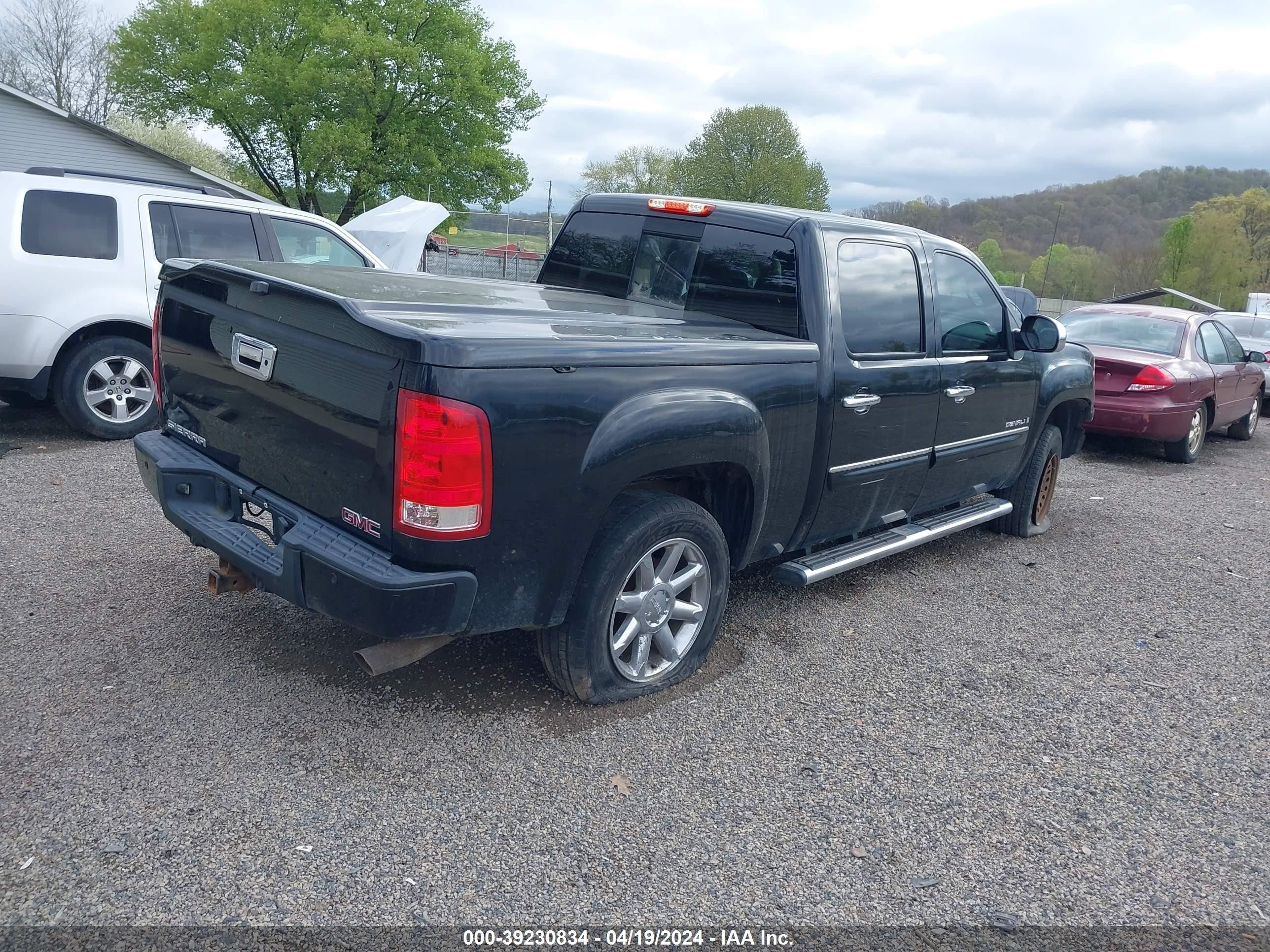 Photo 3 VIN: 2GTEK638681260441 - GMC SIERRA 