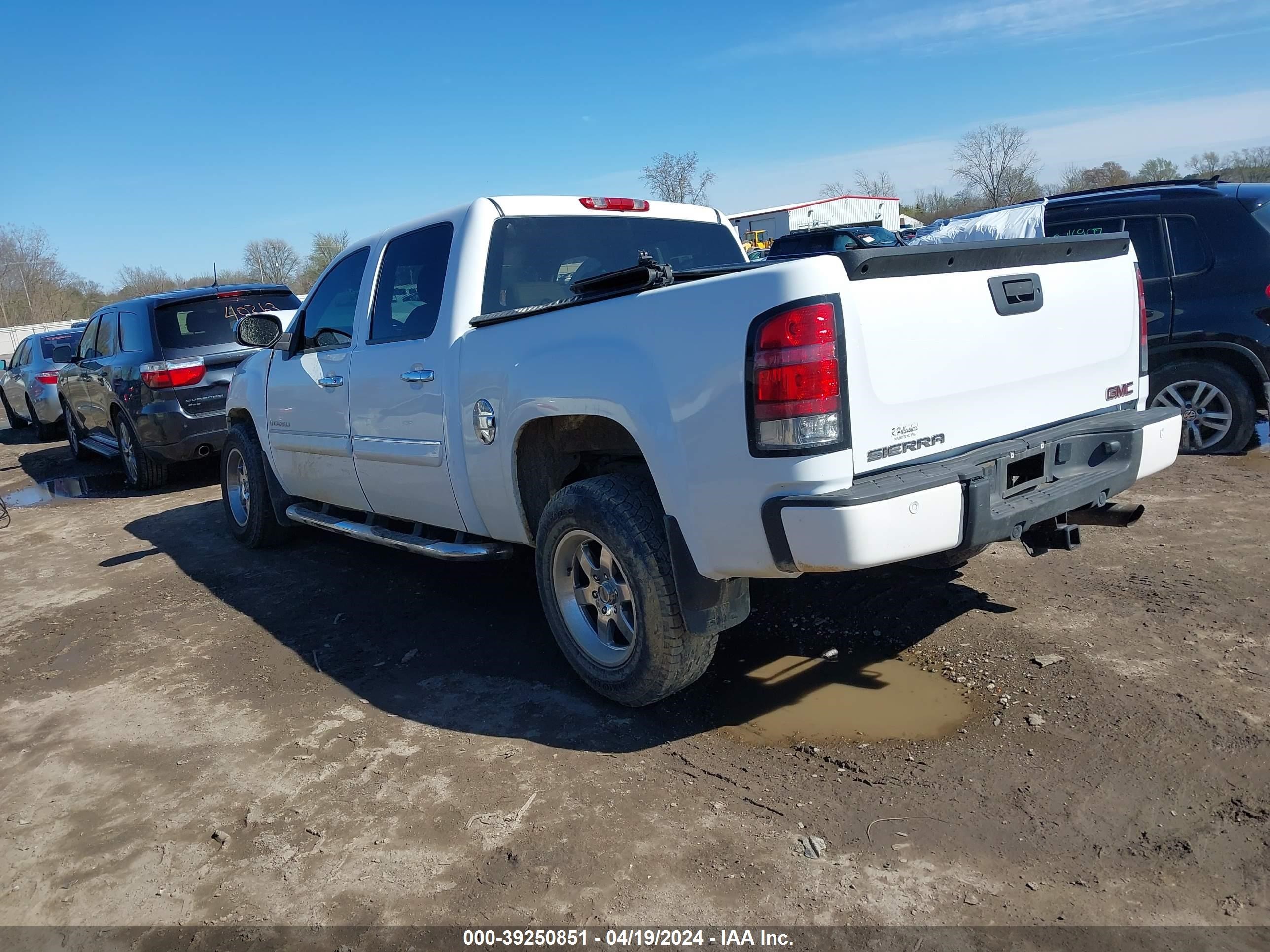 Photo 2 VIN: 2GTEK638981318638 - GMC SIERRA 