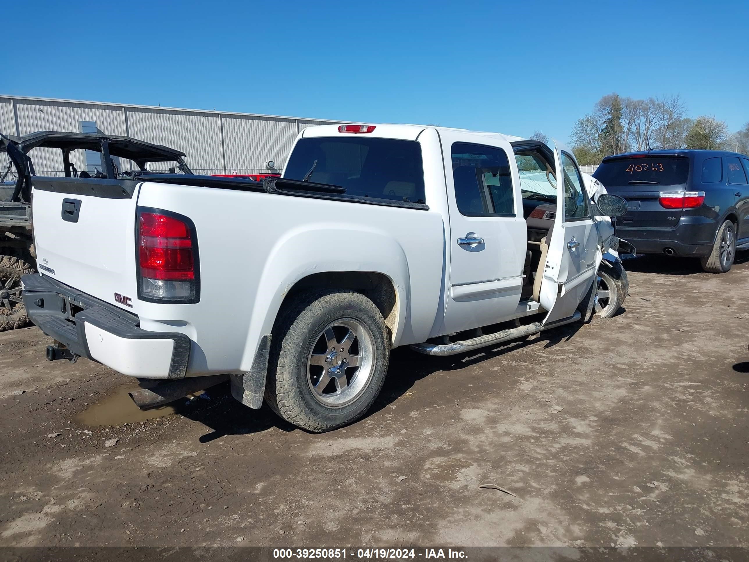 Photo 3 VIN: 2GTEK638981318638 - GMC SIERRA 