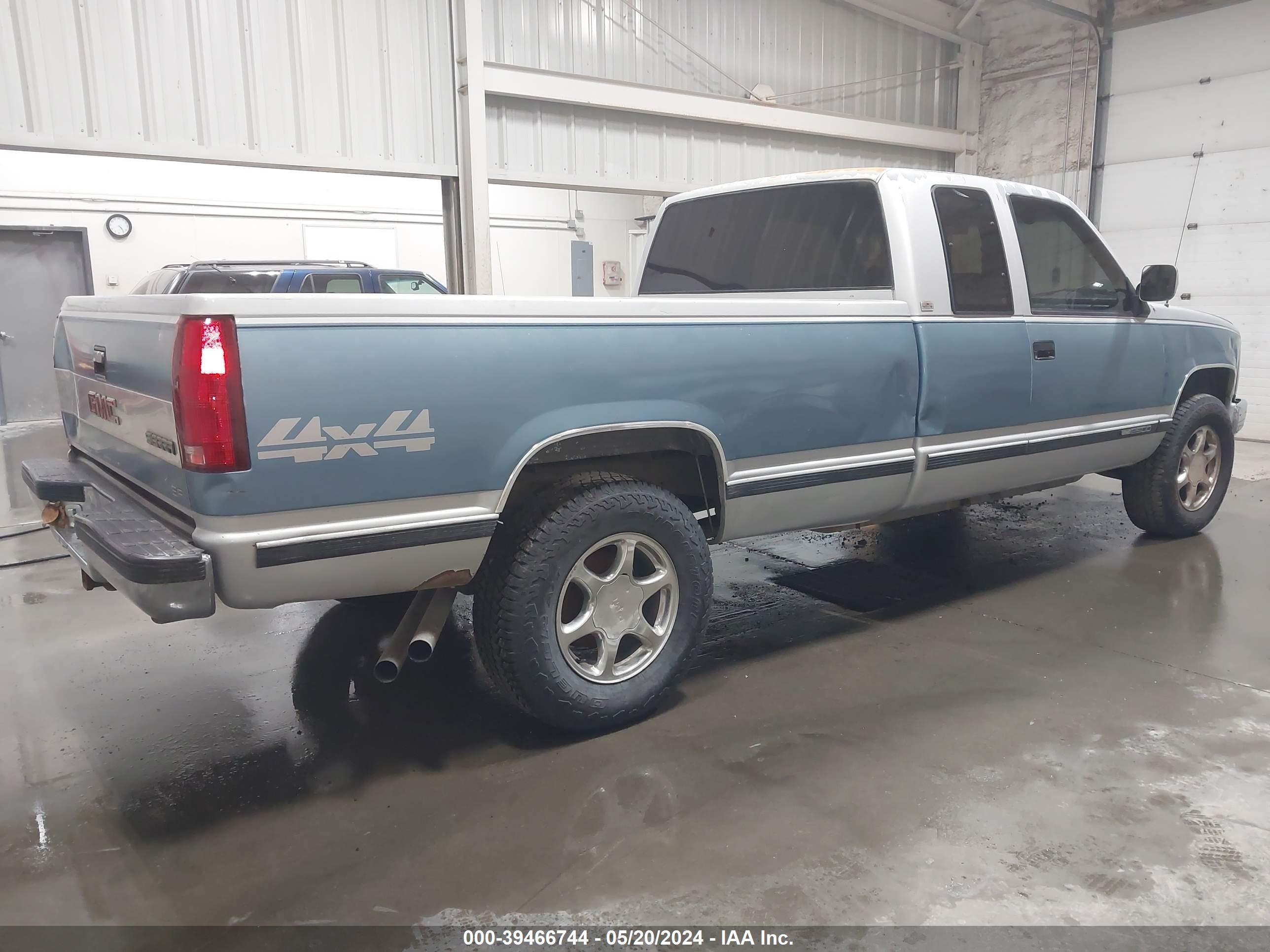 Photo 3 VIN: 2GTFK29K1J1579297 - GMC NULL 