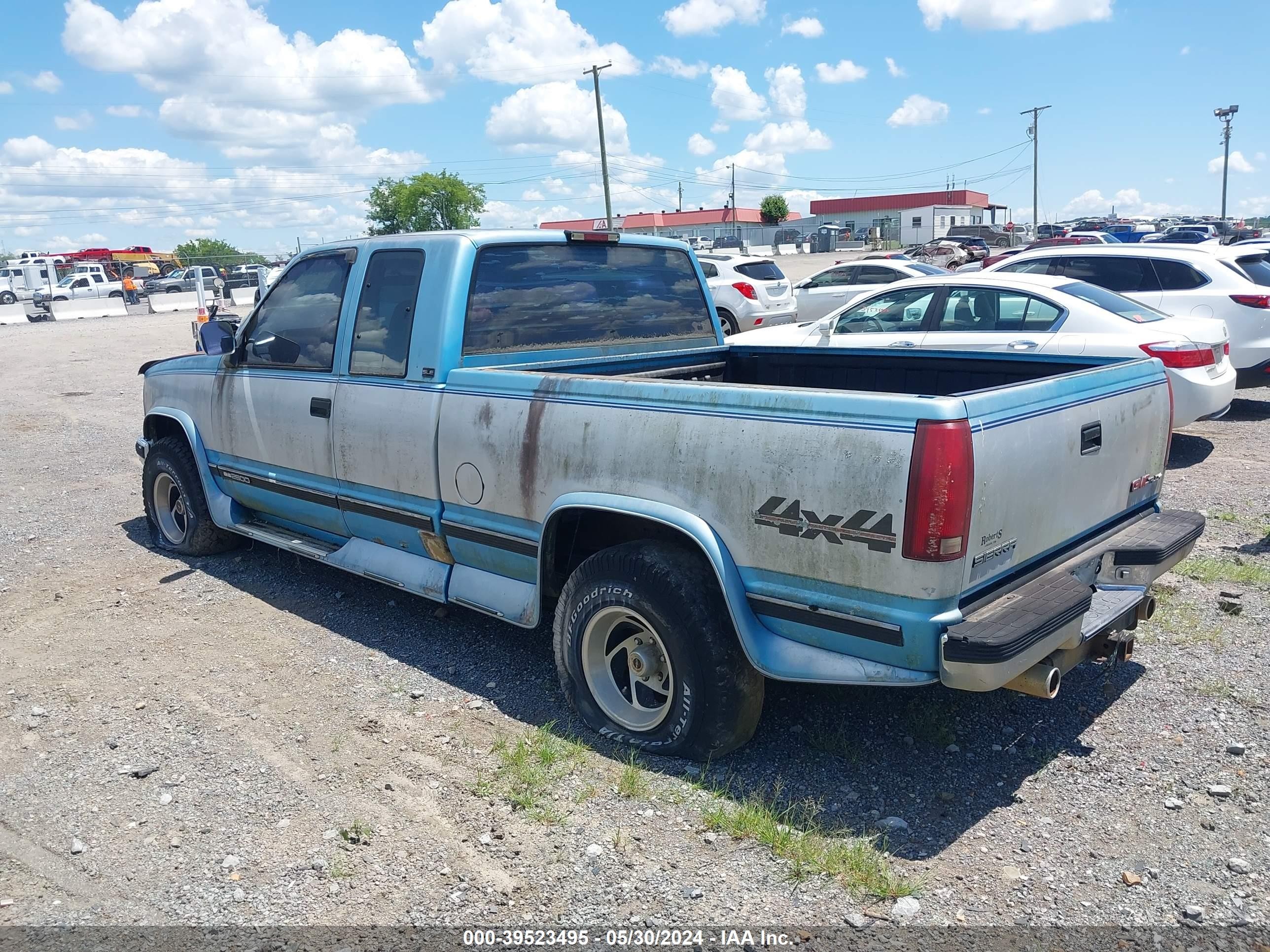 Photo 2 VIN: 2GTFK29K8R1535602 - GMC SIERRA 