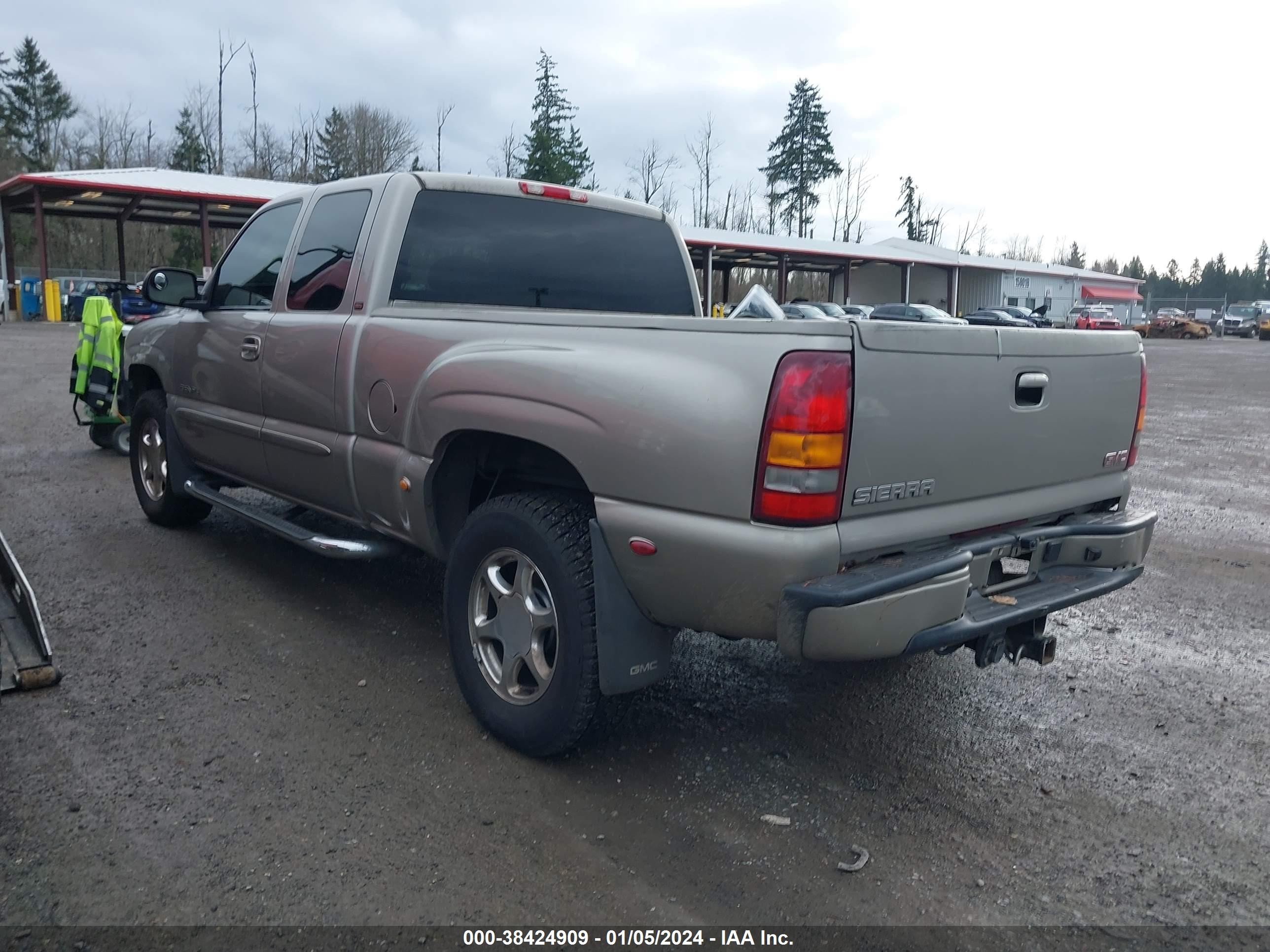 Photo 2 VIN: 2GTFK69U031278502 - GMC SIERRA 