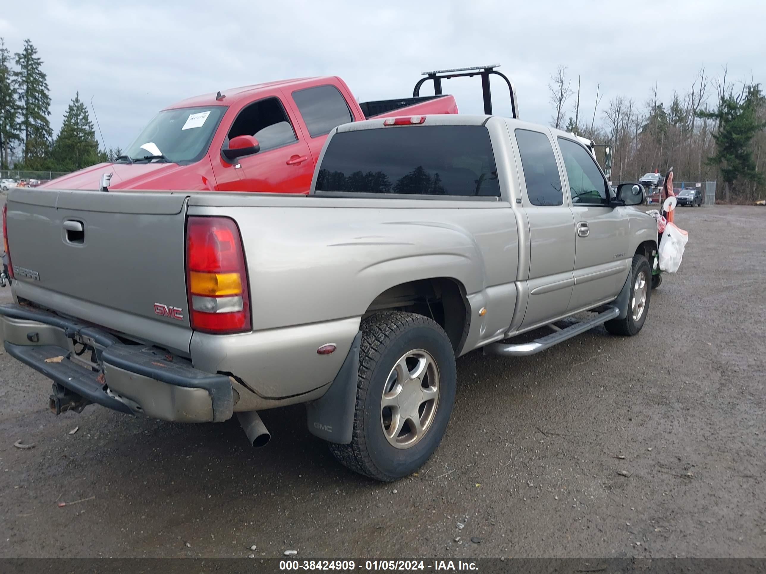 Photo 3 VIN: 2GTFK69U031278502 - GMC SIERRA 