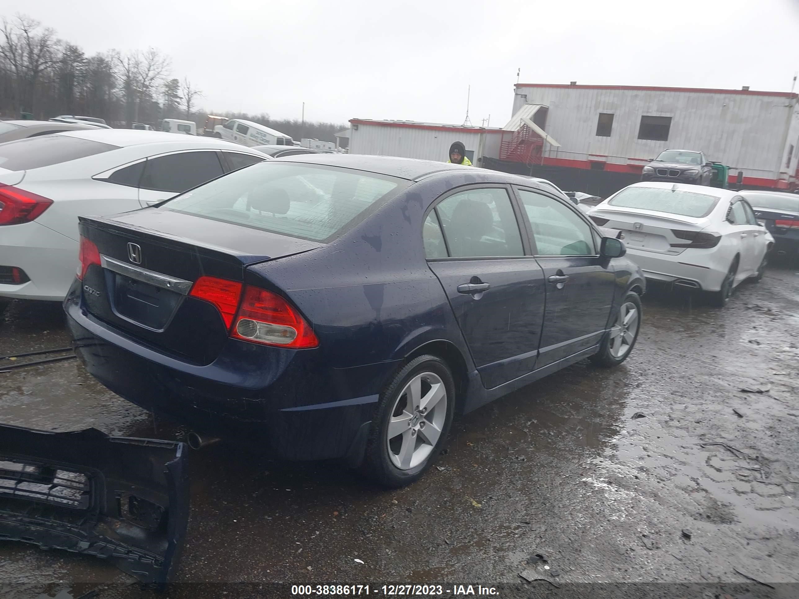 Photo 3 VIN: 2HGFA1F68AH532328 - HONDA CIVIC 