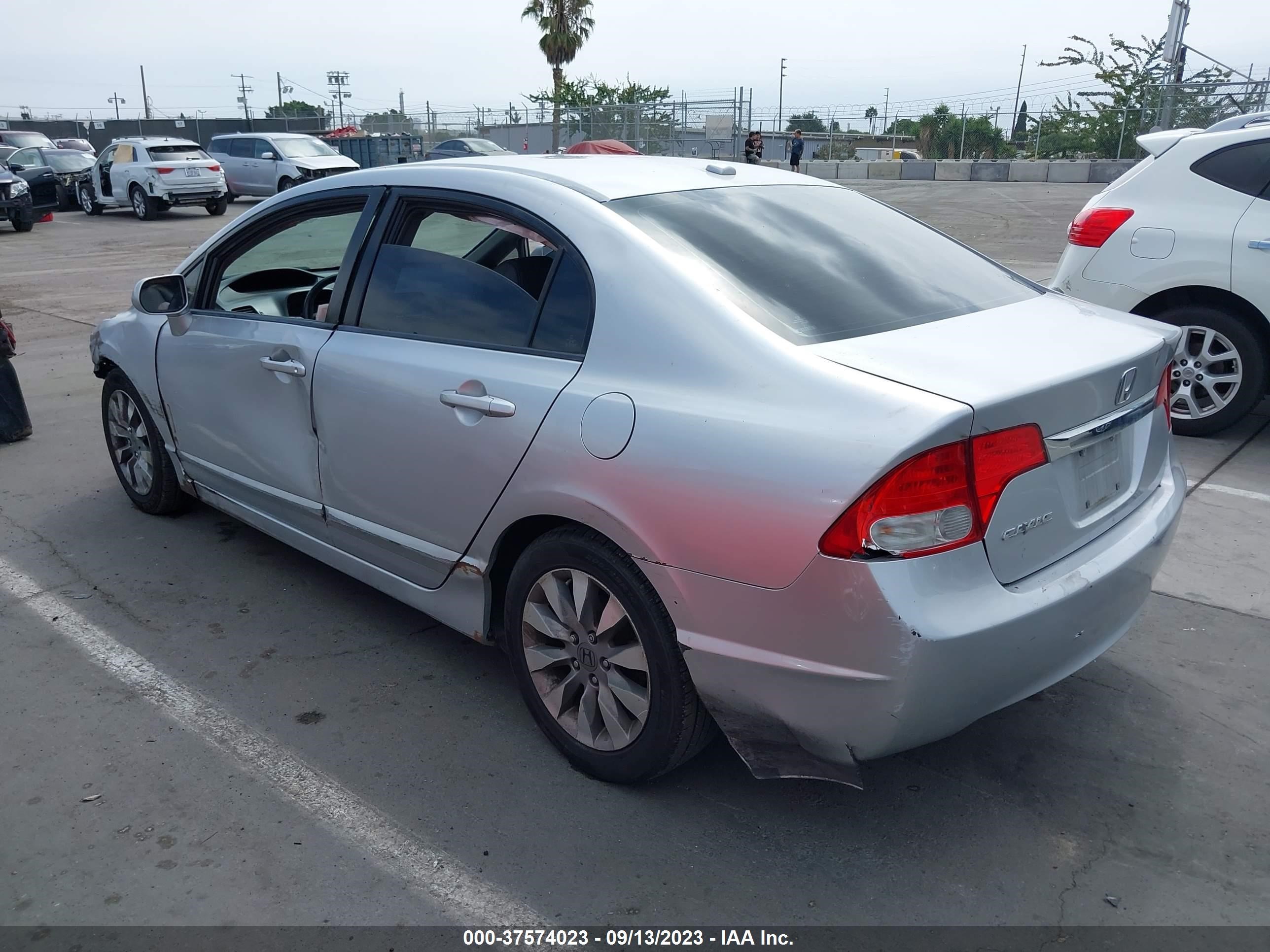 Photo 2 VIN: 2HGFA1F92BH533678 - HONDA CIVIC 