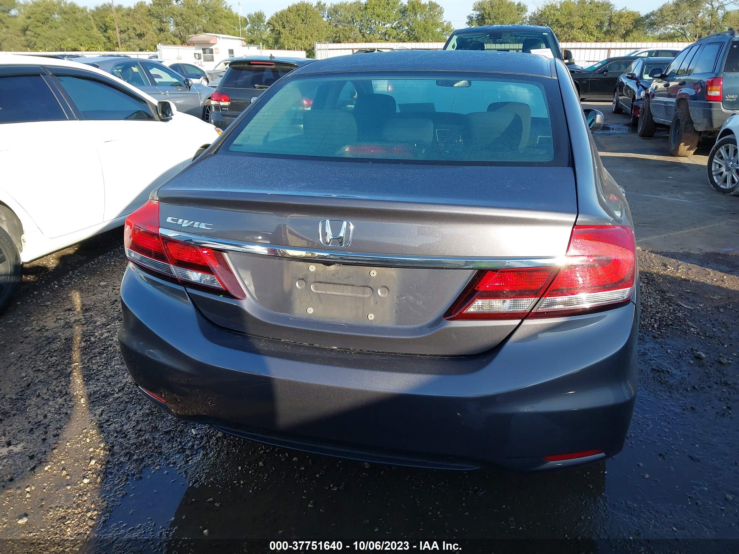 Photo 16 VIN: 2HGFB2F54FH565022 - HONDA CIVIC SEDAN 