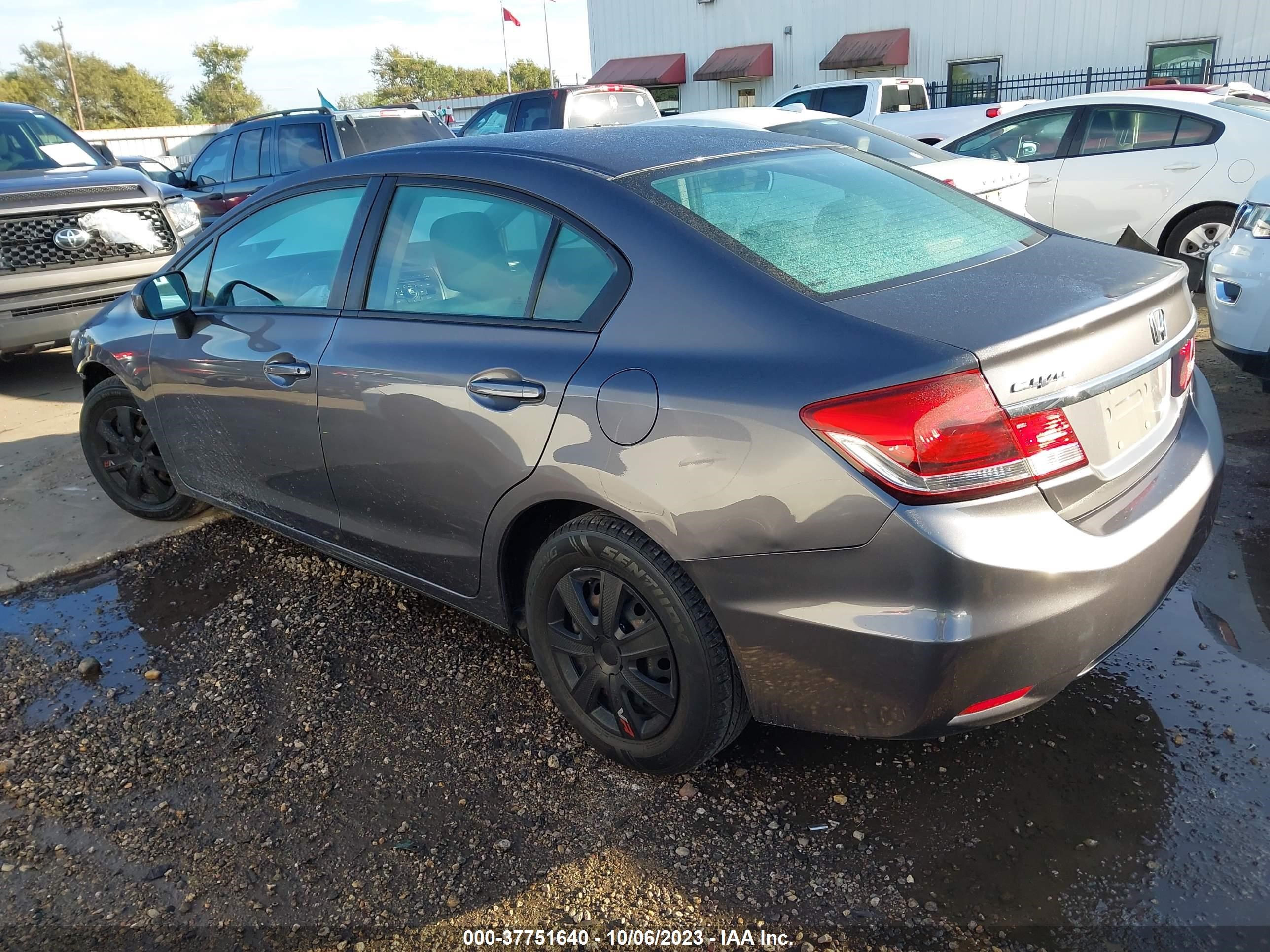 Photo 2 VIN: 2HGFB2F54FH565022 - HONDA CIVIC SEDAN 