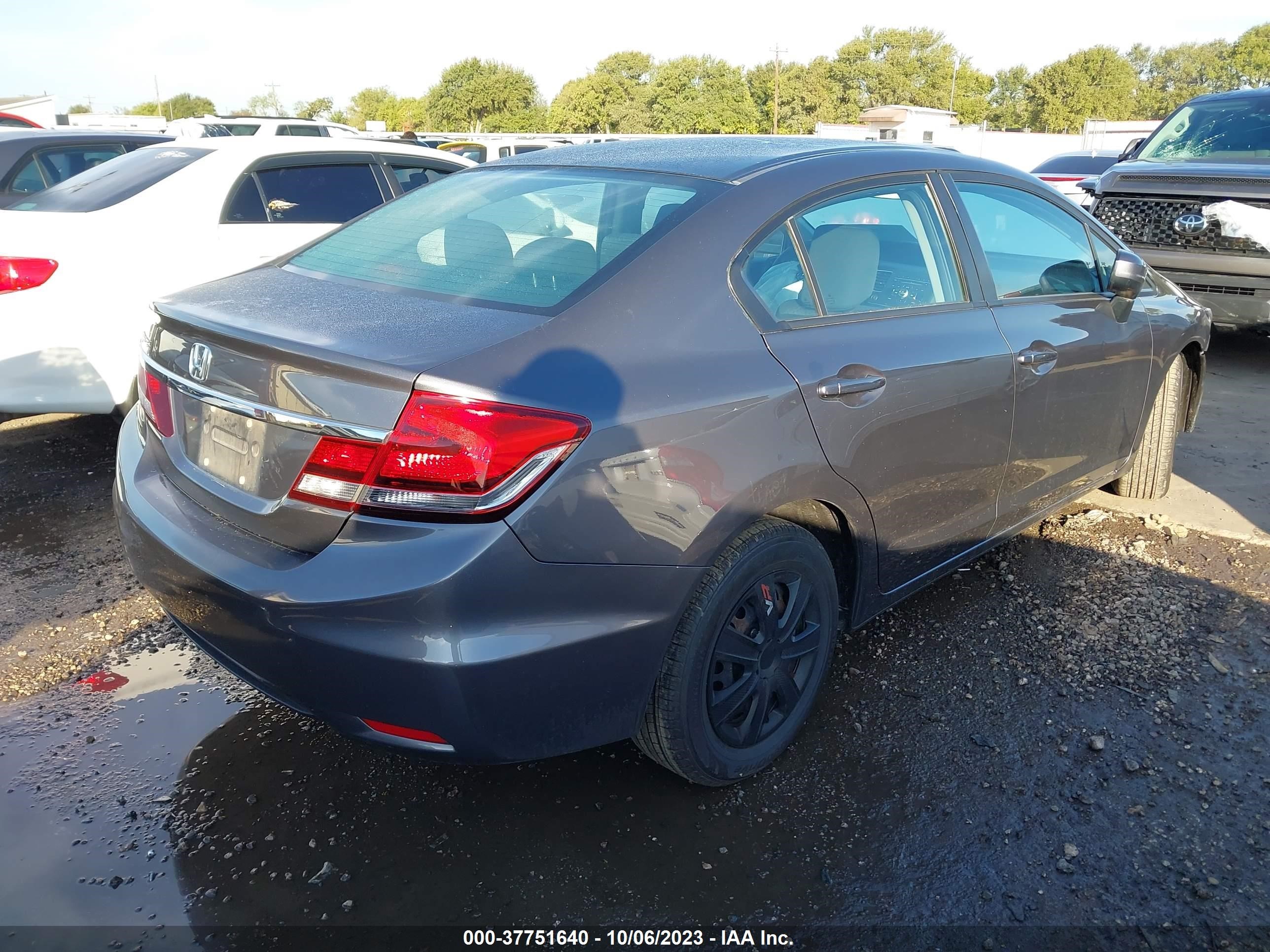 Photo 3 VIN: 2HGFB2F54FH565022 - HONDA CIVIC SEDAN 