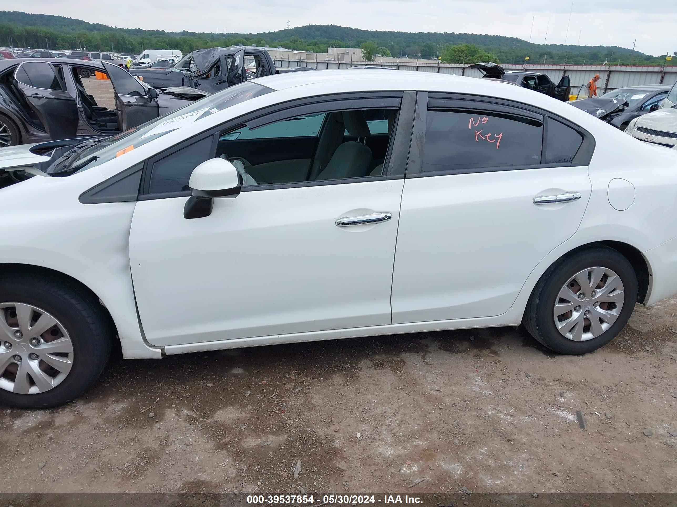 Photo 13 VIN: 2HGFB2F5XCH563707 - HONDA CIVIC 