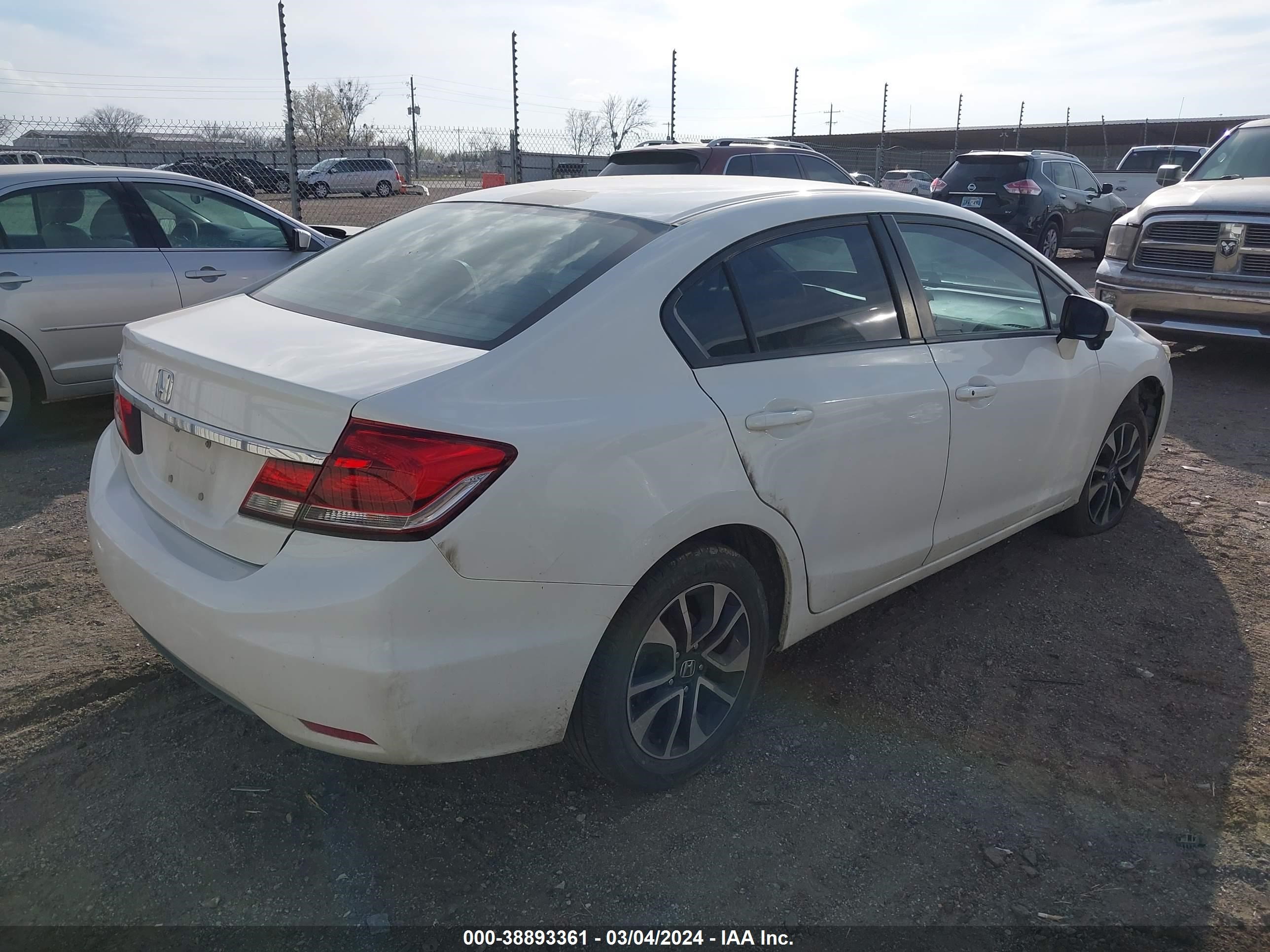 Photo 3 VIN: 2HGFB2F81FH520646 - HONDA CIVIC 