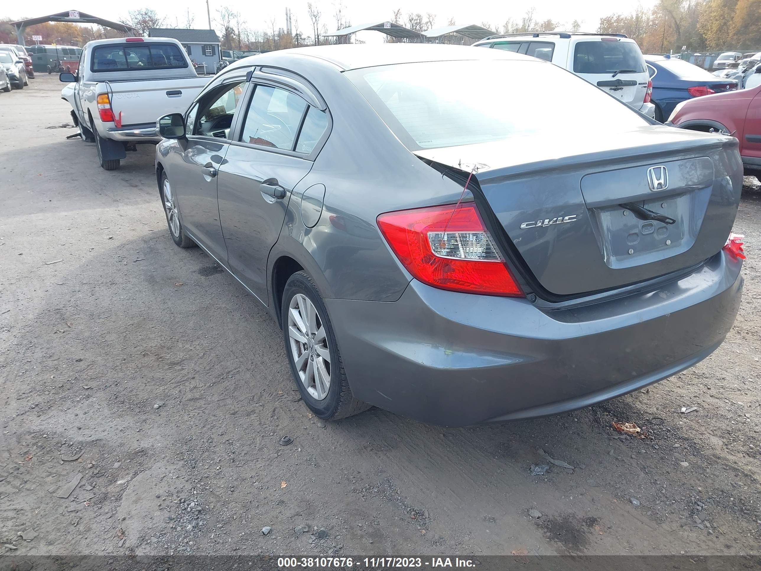 Photo 2 VIN: 2HGFB2F82CH313615 - HONDA CIVIC 