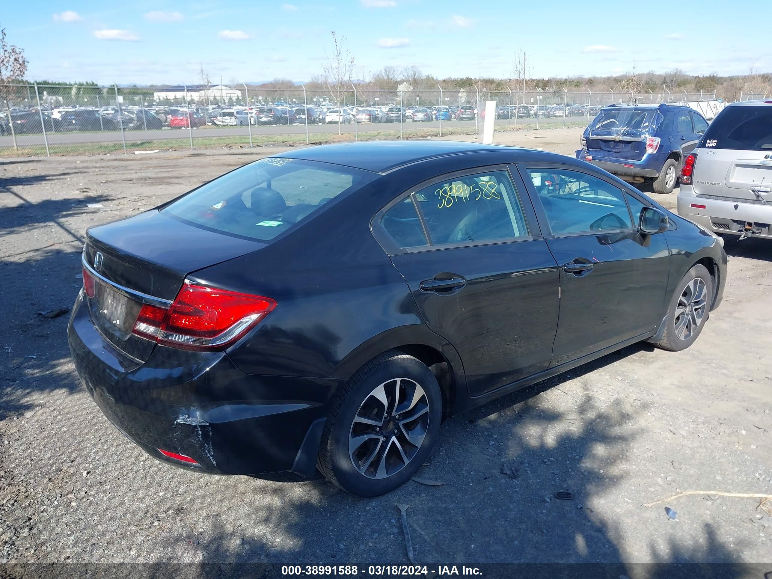 Photo 3 VIN: 2HGFB2F95DH557463 - HONDA CIVIC 