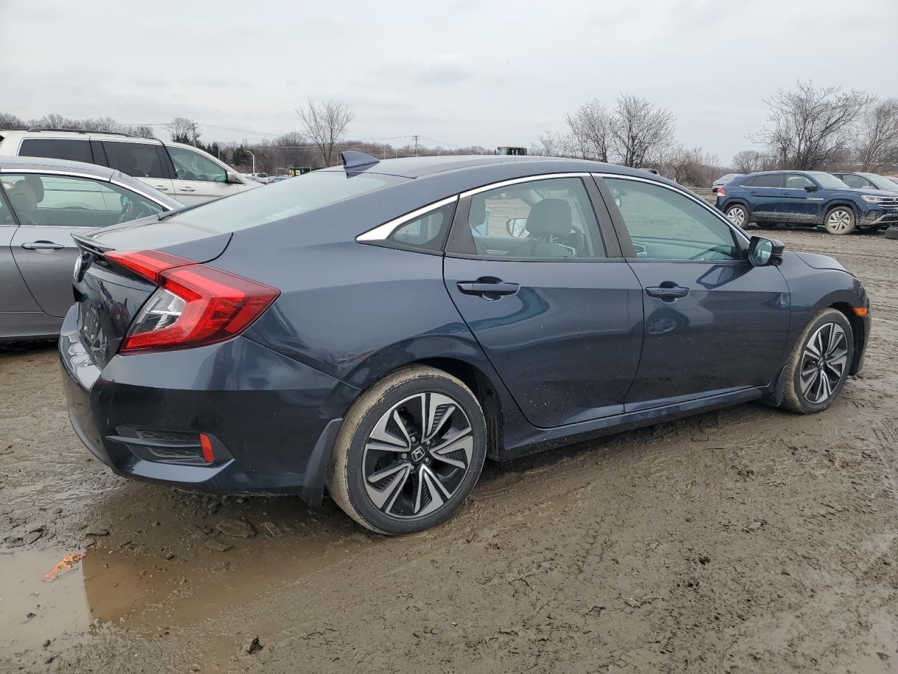 Photo 2 VIN: 2HGFC1F3XHH648690 - HONDA CIVIC 