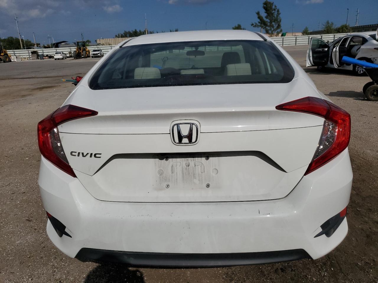 Photo 5 VIN: 2HGFC2F56JH603758 - HONDA CIVIC 