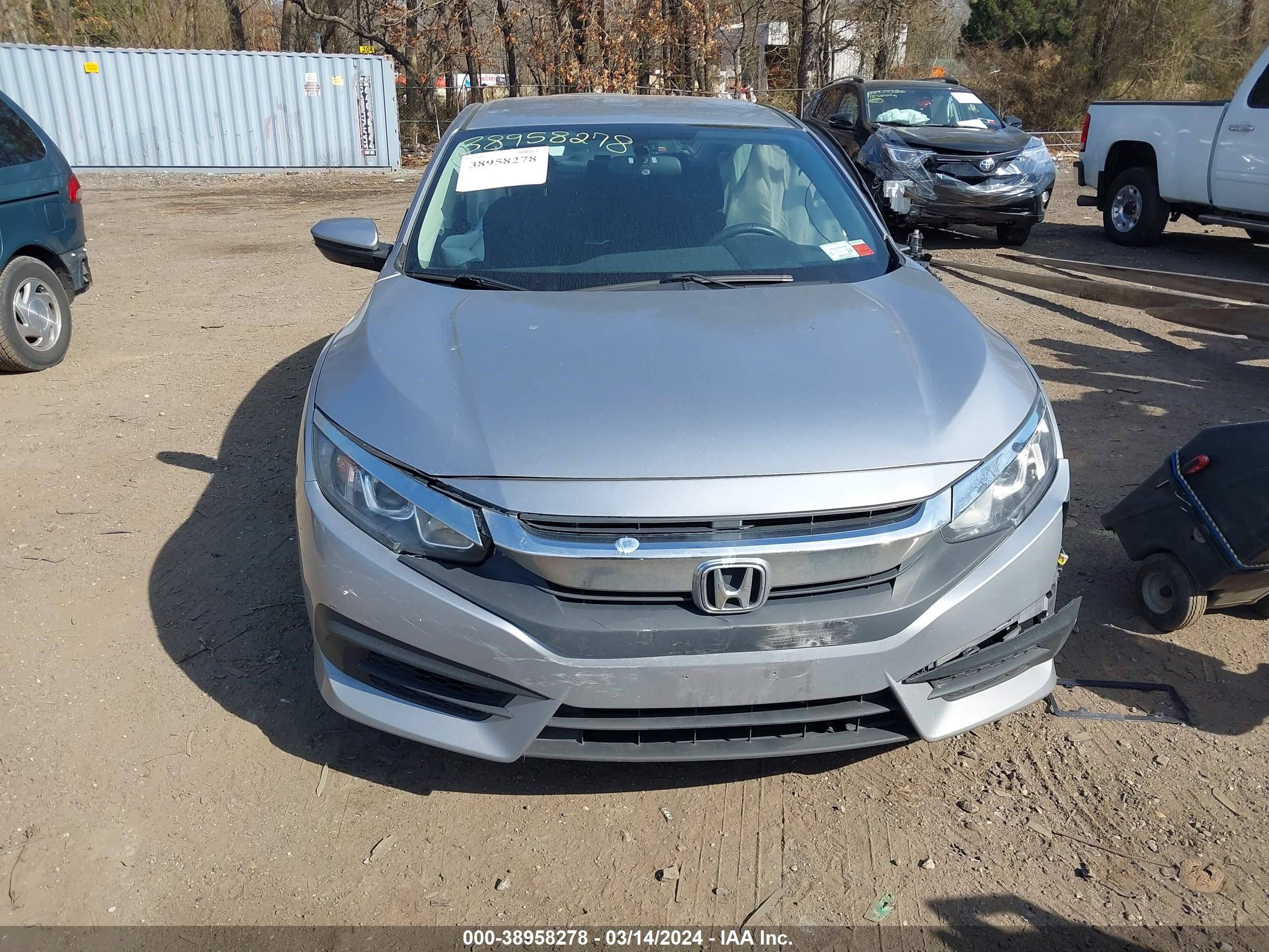 Photo 11 VIN: 2HGFC2F57JH590664 - HONDA CIVIC 