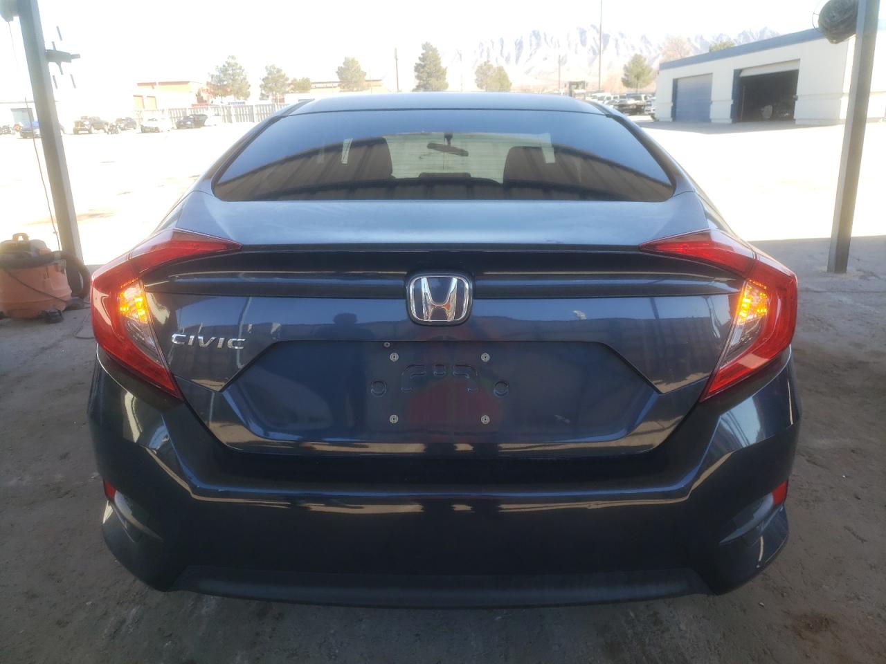 Photo 5 VIN: 2HGFC2F58JH582900 - HONDA CIVIC 