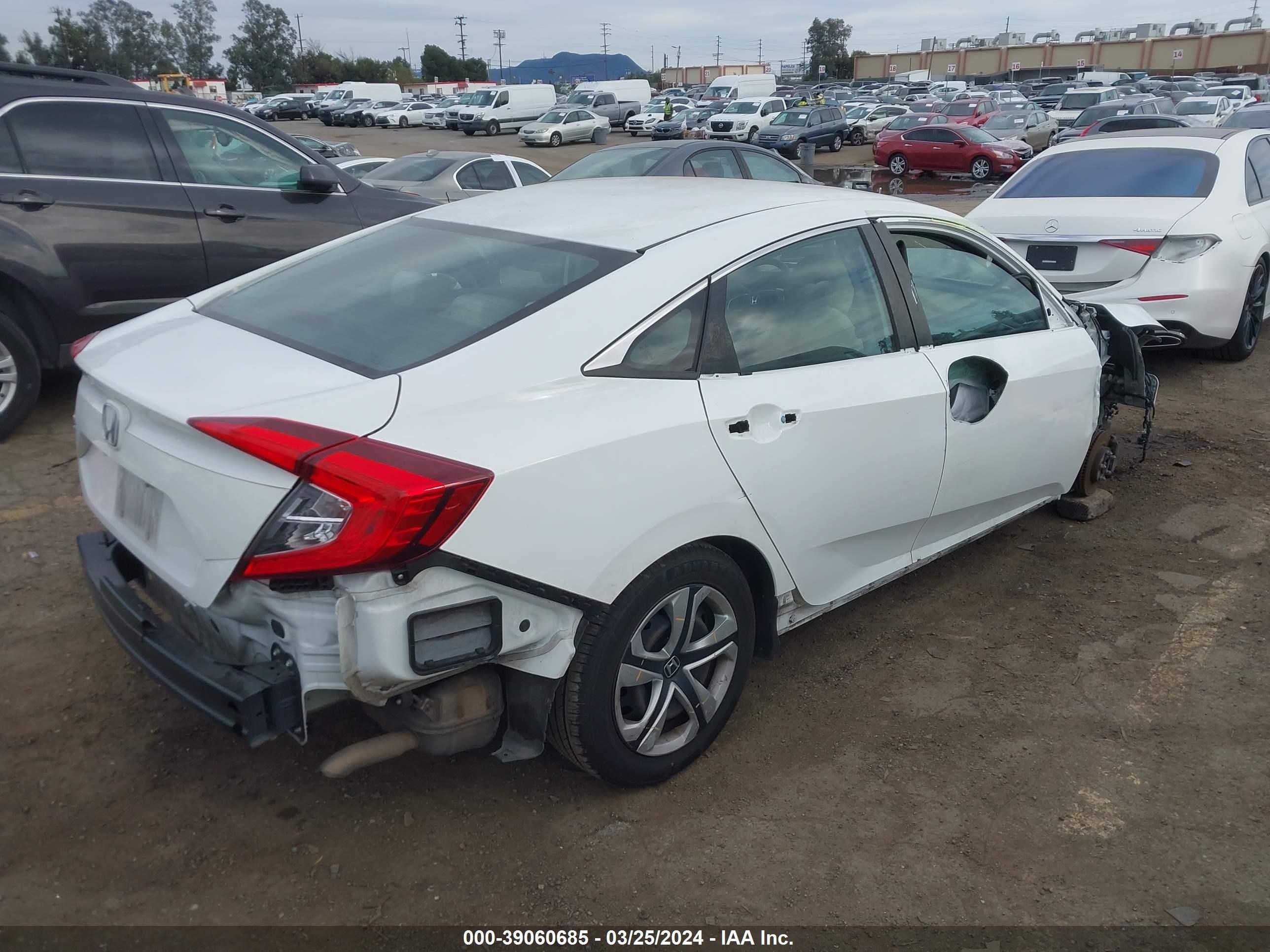 Photo 3 VIN: 2HGFC2F58JH608198 - HONDA CIVIC 