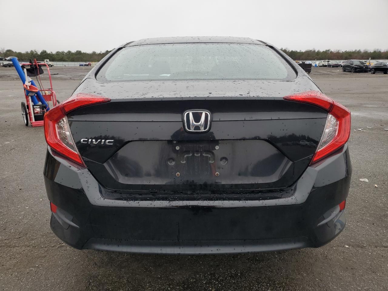 Photo 5 VIN: 2HGFC2F5XJH523752 - HONDA CIVIC 