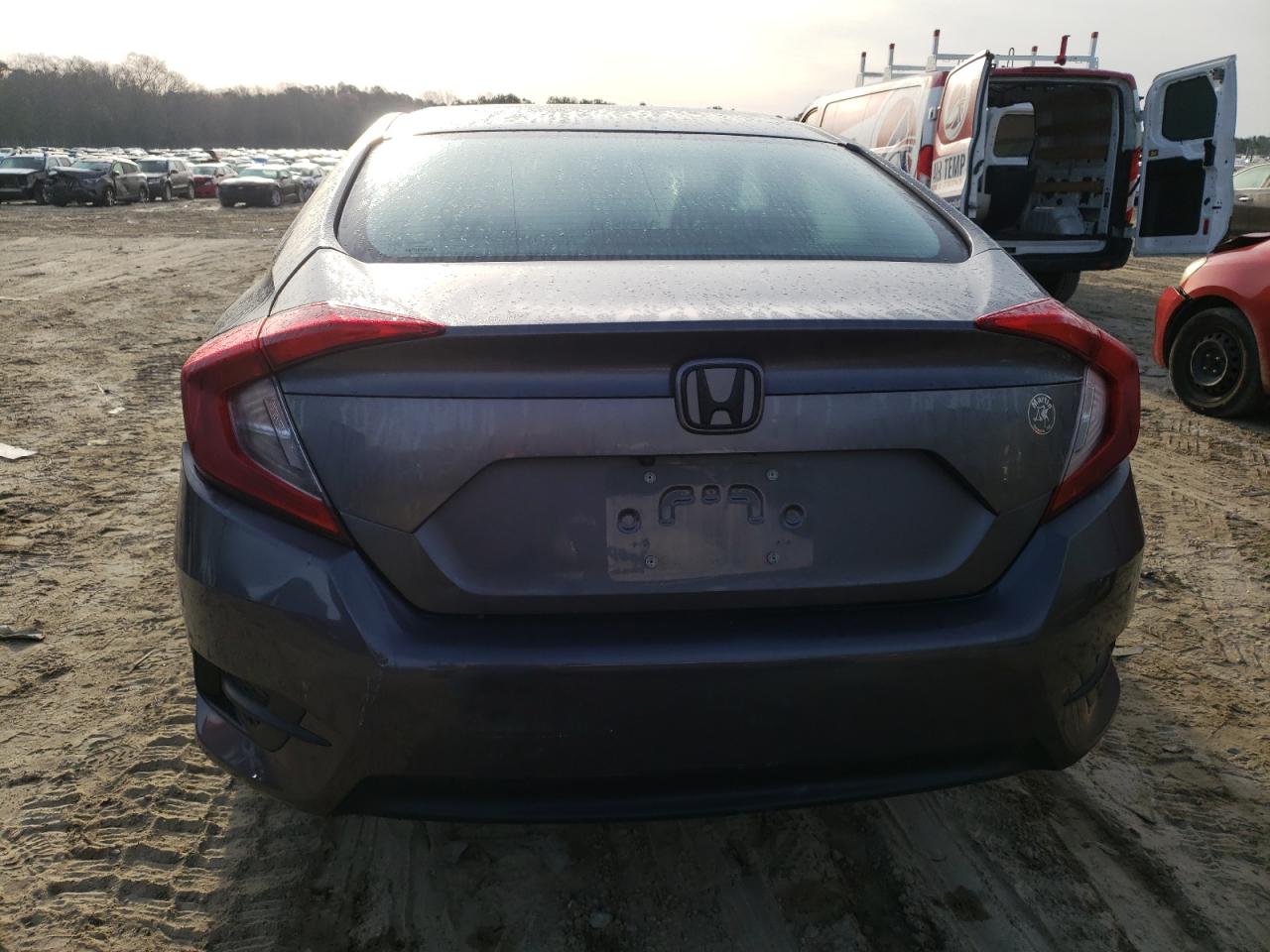 Photo 5 VIN: 2HGFC2F5XJH559277 - HONDA CIVIC 