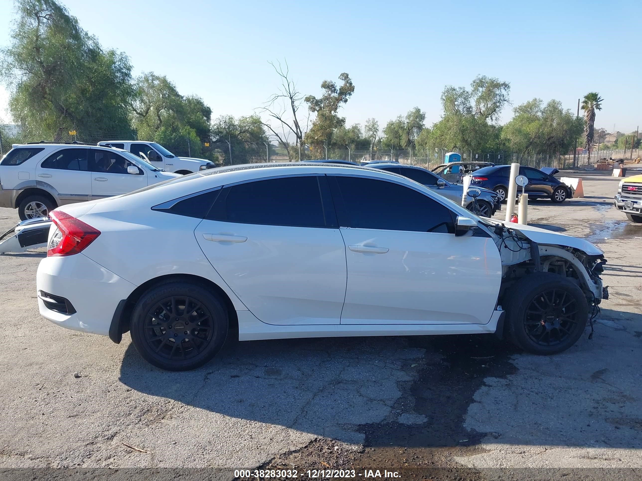 Photo 13 VIN: 2HGFC2F5XJH586642 - HONDA CIVIC 