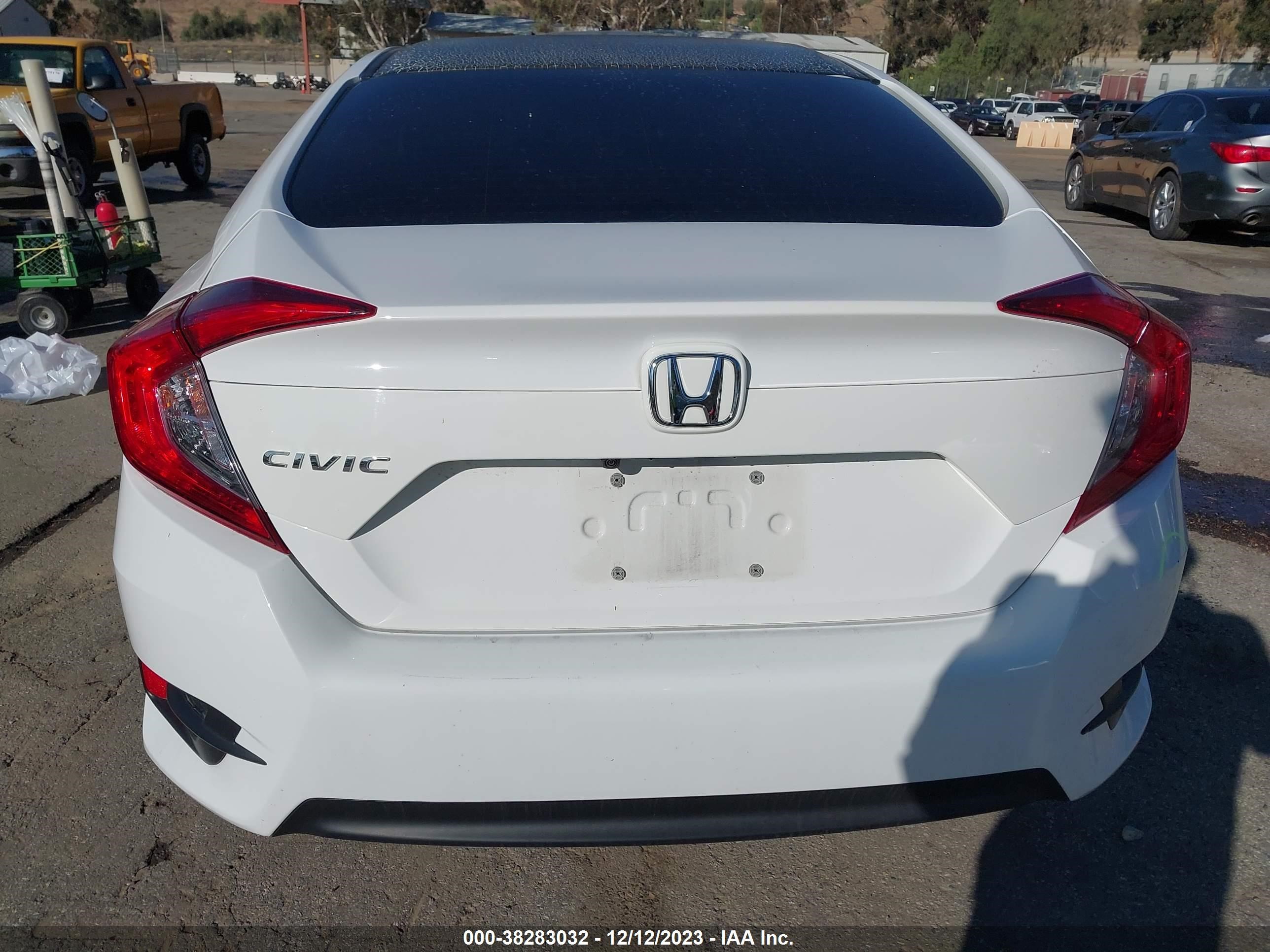 Photo 16 VIN: 2HGFC2F5XJH586642 - HONDA CIVIC 