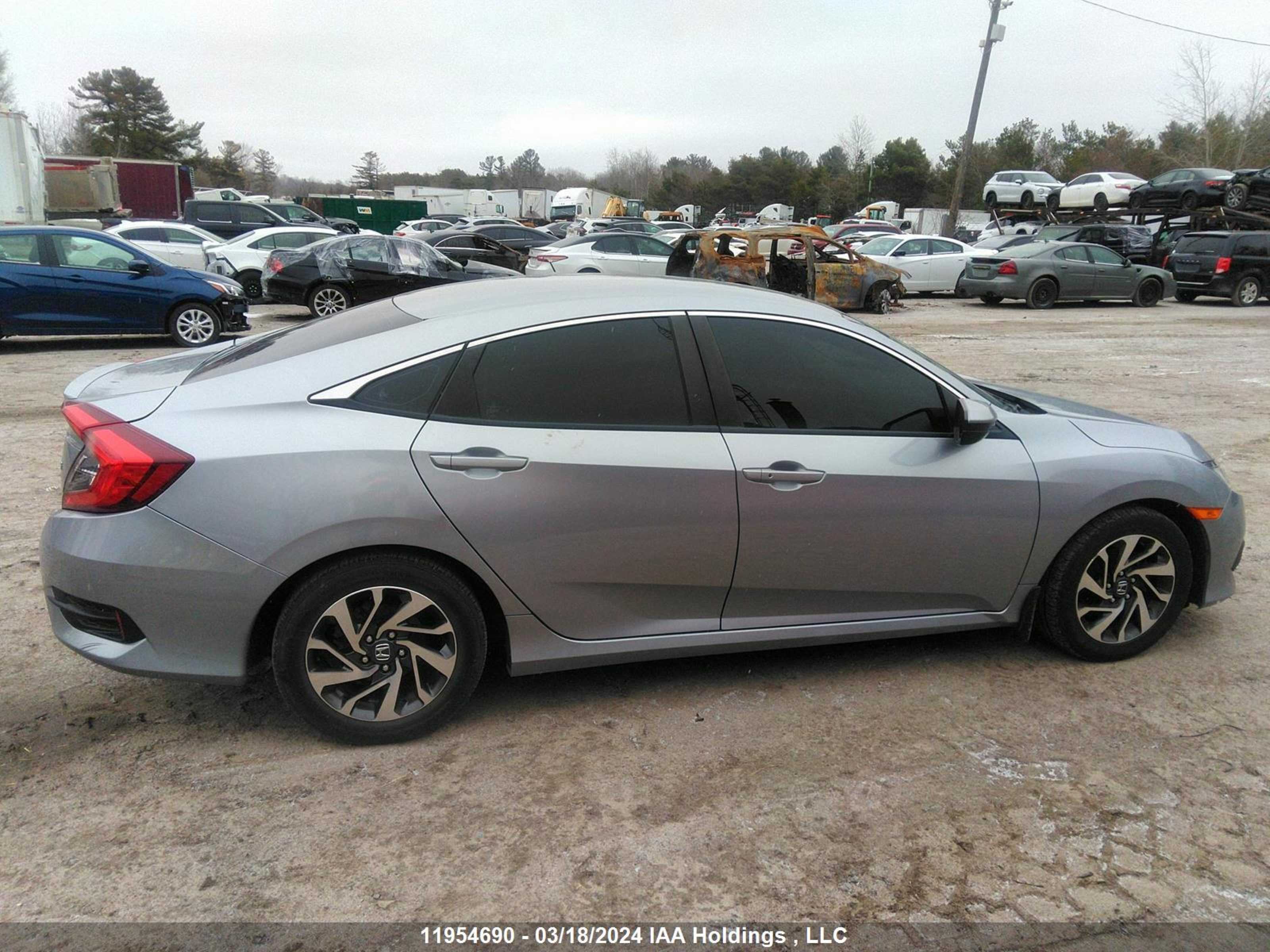 Photo 13 VIN: 2HGFC2F62JH015851 - HONDA CIVIC 