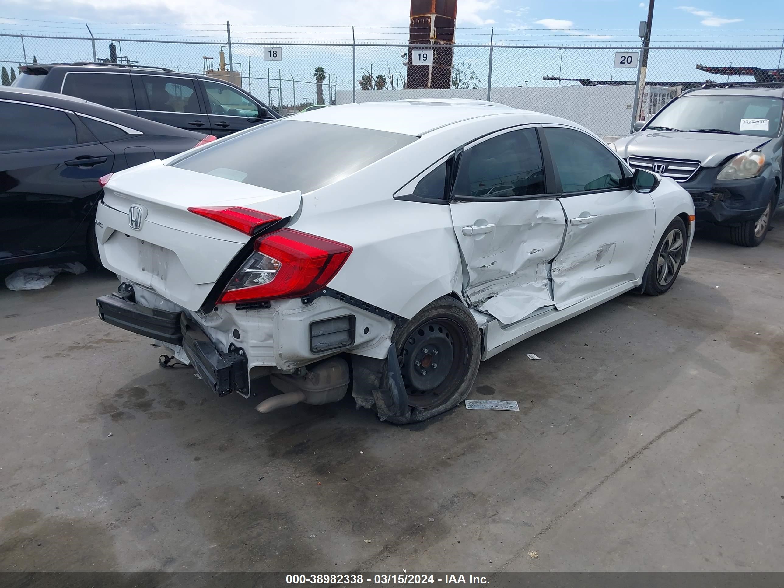 Photo 3 VIN: 2HGFC2F6XLH565530 - HONDA CIVIC 