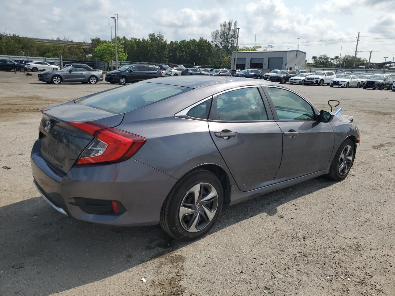 Photo 2 VIN: 2HGFC2F6XLH567990 - HONDA CIVIC 