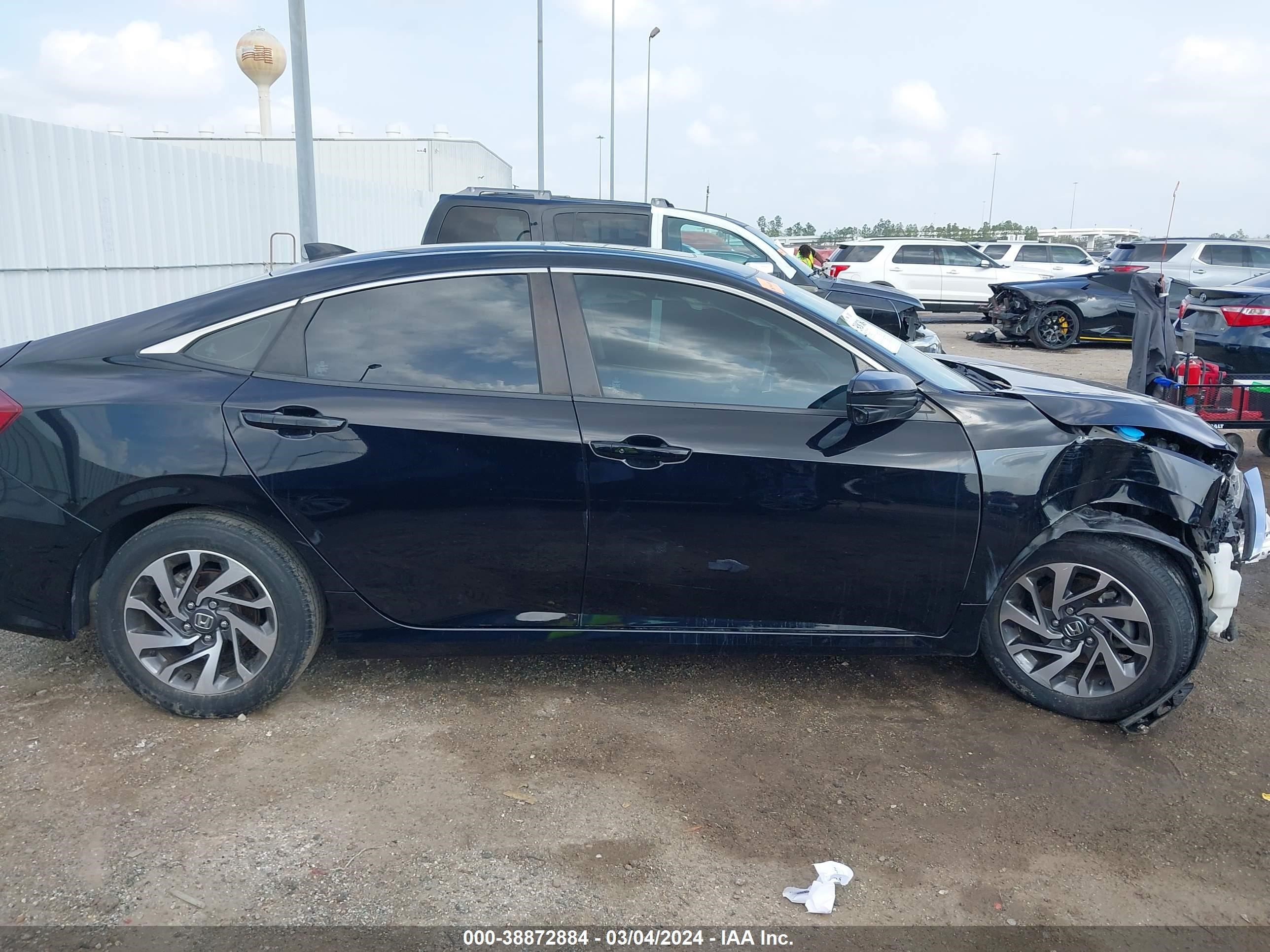 Photo 11 VIN: 2HGFC2F72JH512472 - HONDA CIVIC 