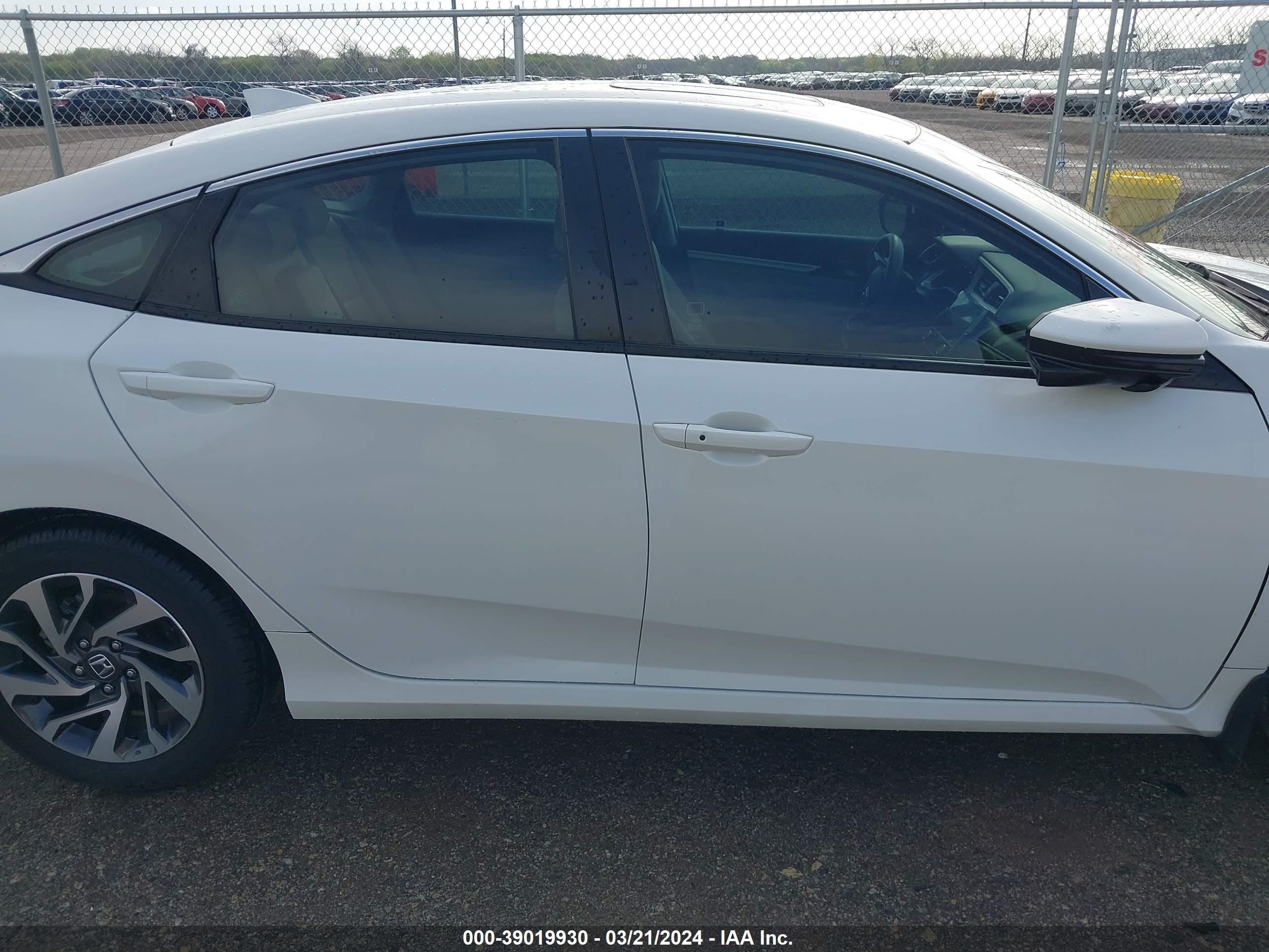 Photo 11 VIN: 2HGFC2F72JH528980 - HONDA CIVIC 