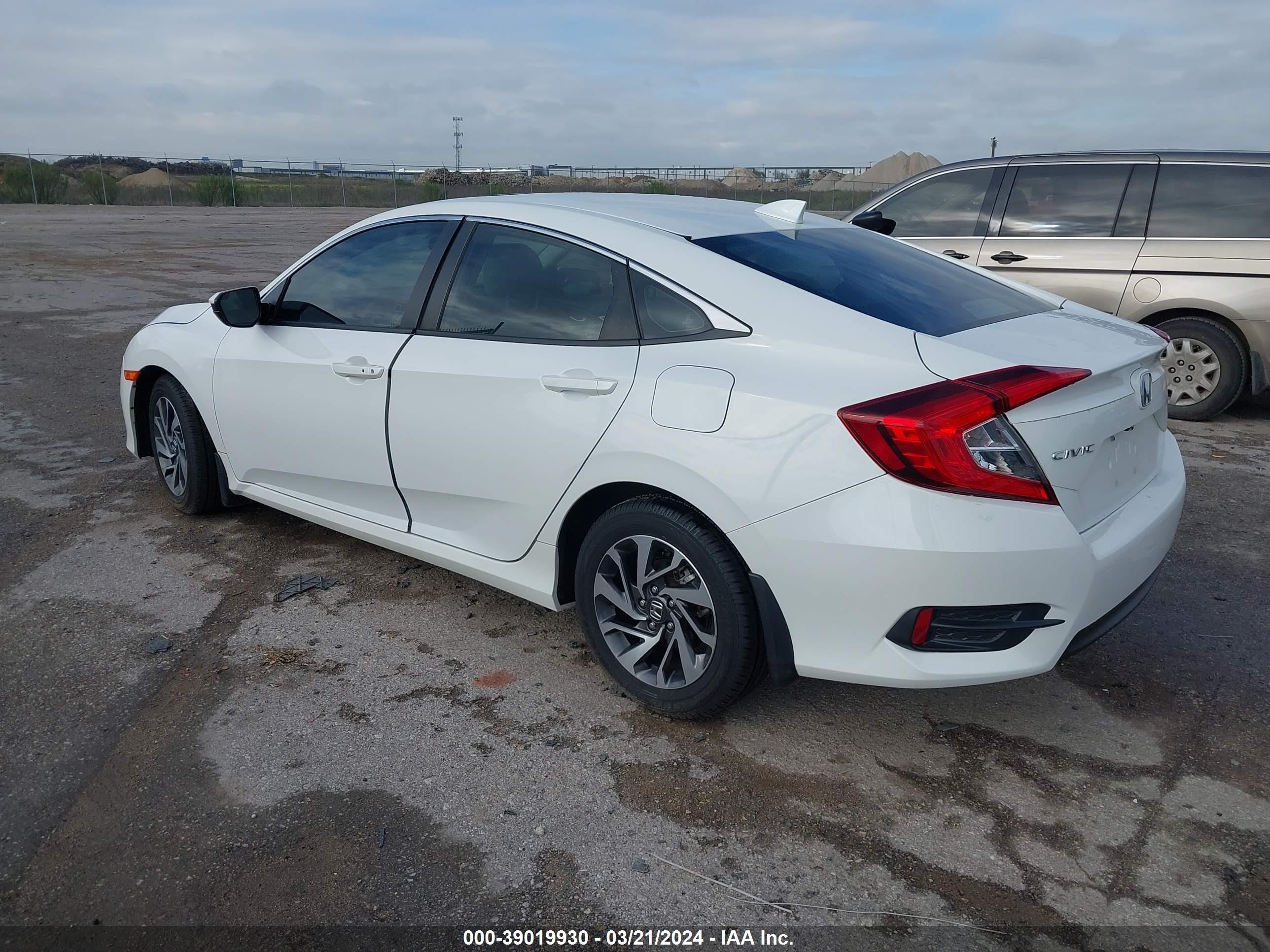 Photo 2 VIN: 2HGFC2F72JH528980 - HONDA CIVIC 