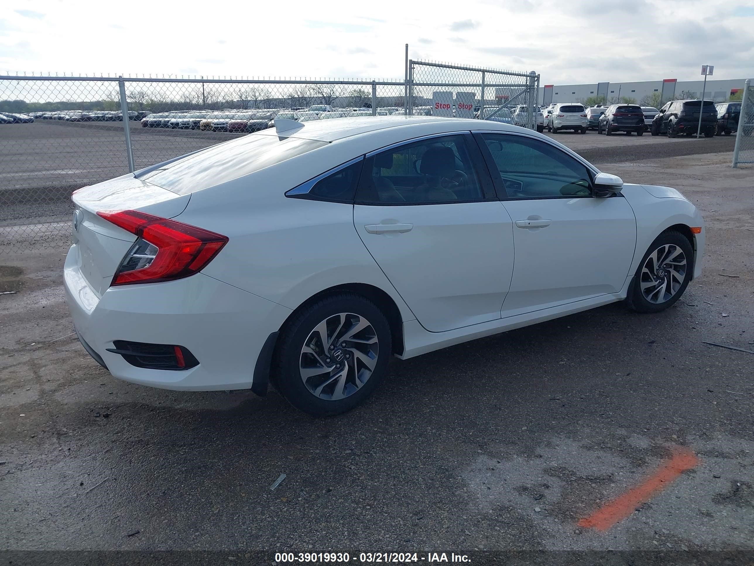 Photo 3 VIN: 2HGFC2F72JH528980 - HONDA CIVIC 