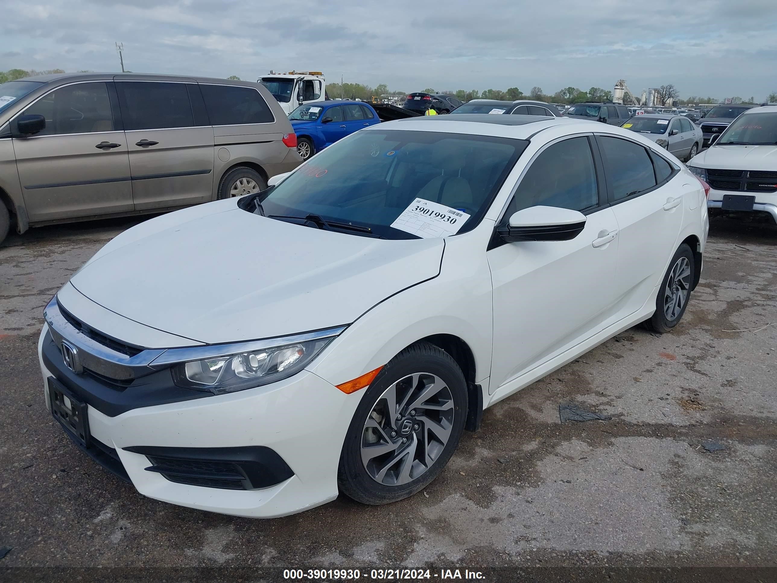 Photo 5 VIN: 2HGFC2F72JH528980 - HONDA CIVIC 