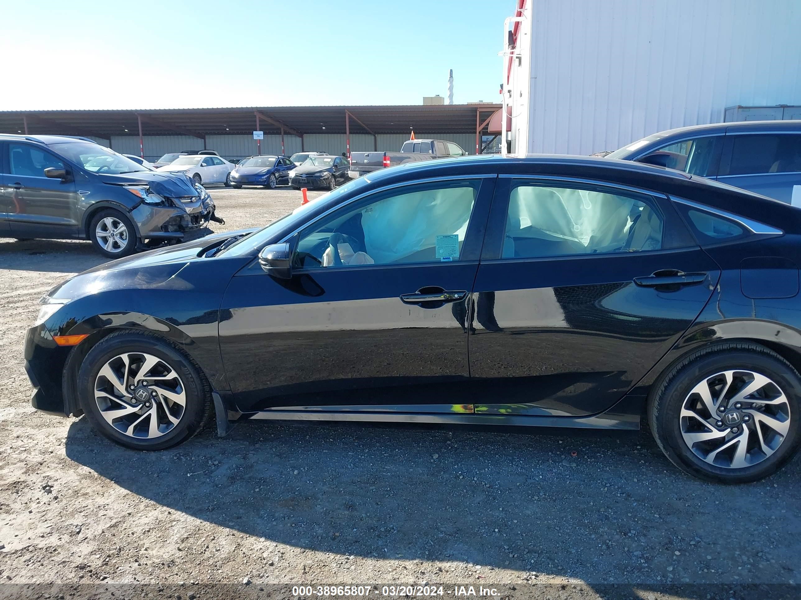 Photo 13 VIN: 2HGFC2F72JH555774 - HONDA CIVIC 